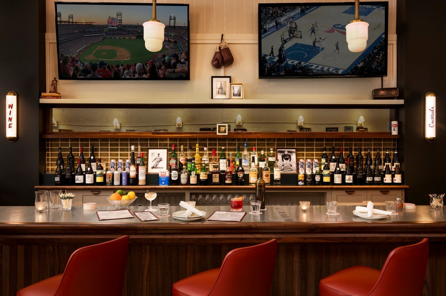 We're all about those day-to-night transitions 🌗
Excellent bar vibes require careful attention to time of day, light source selection, and type of atmosphere required at all hours of operation. The Benny's team understood the assignment 👏.
+
+
pr