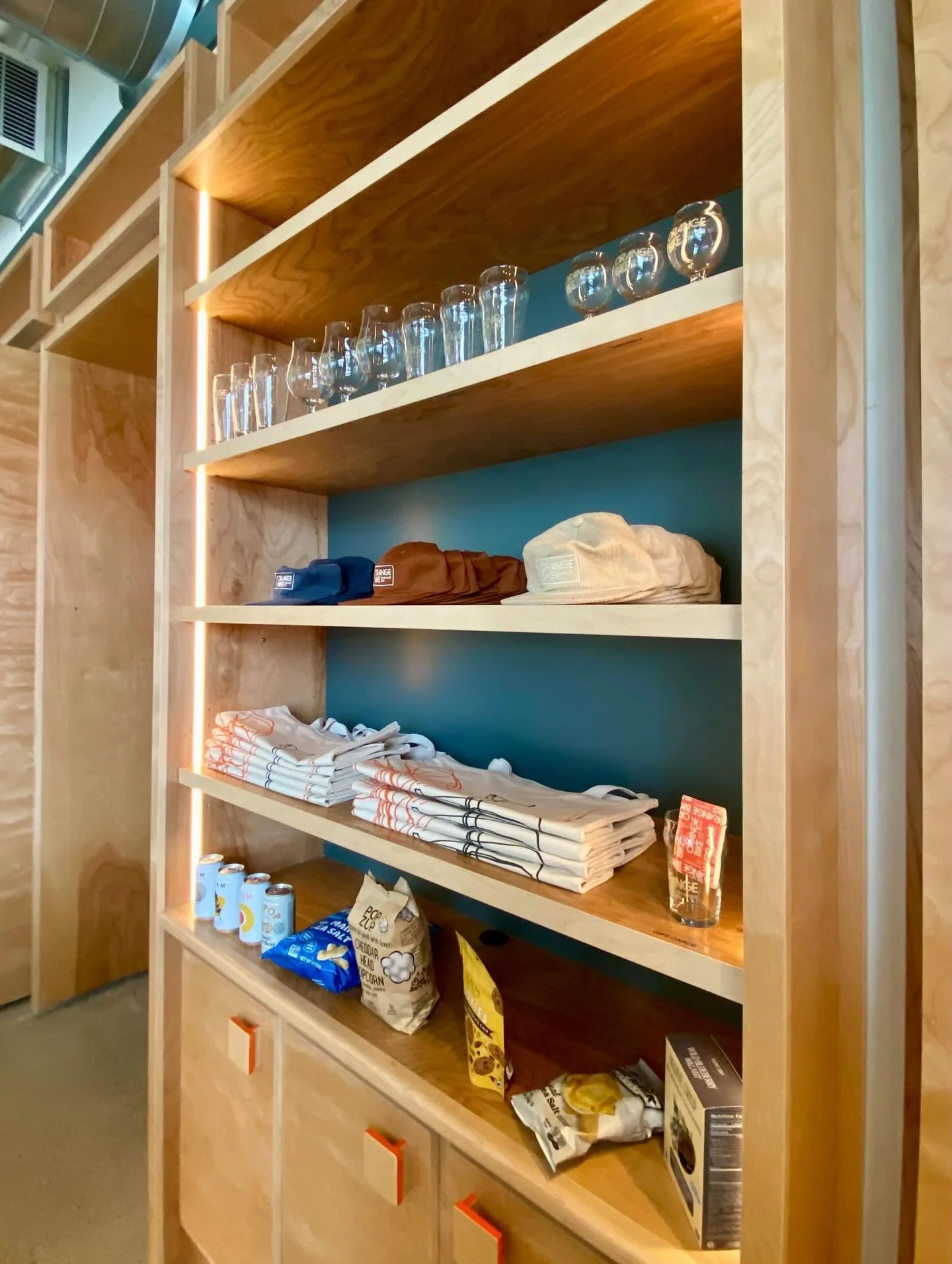 Custom extendable merch wall? No problem - meet recessed vertical lighting detail 🥃
We used integrated millwork lighting to highlight key architectural features at Orange Bike Brewing, including the custom merchandise wall, display shelving, and ce