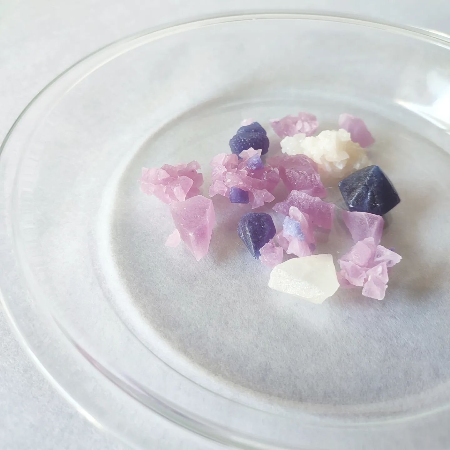 ___

Kohakutou x Butterfly Pea

「琥珀糖 x バタフライピー」

青＆紫　バタフライピー
白　　　レモン(入ってたらラッキー☺)

子供に大人気
紫の色に惹かれるのかな🥰