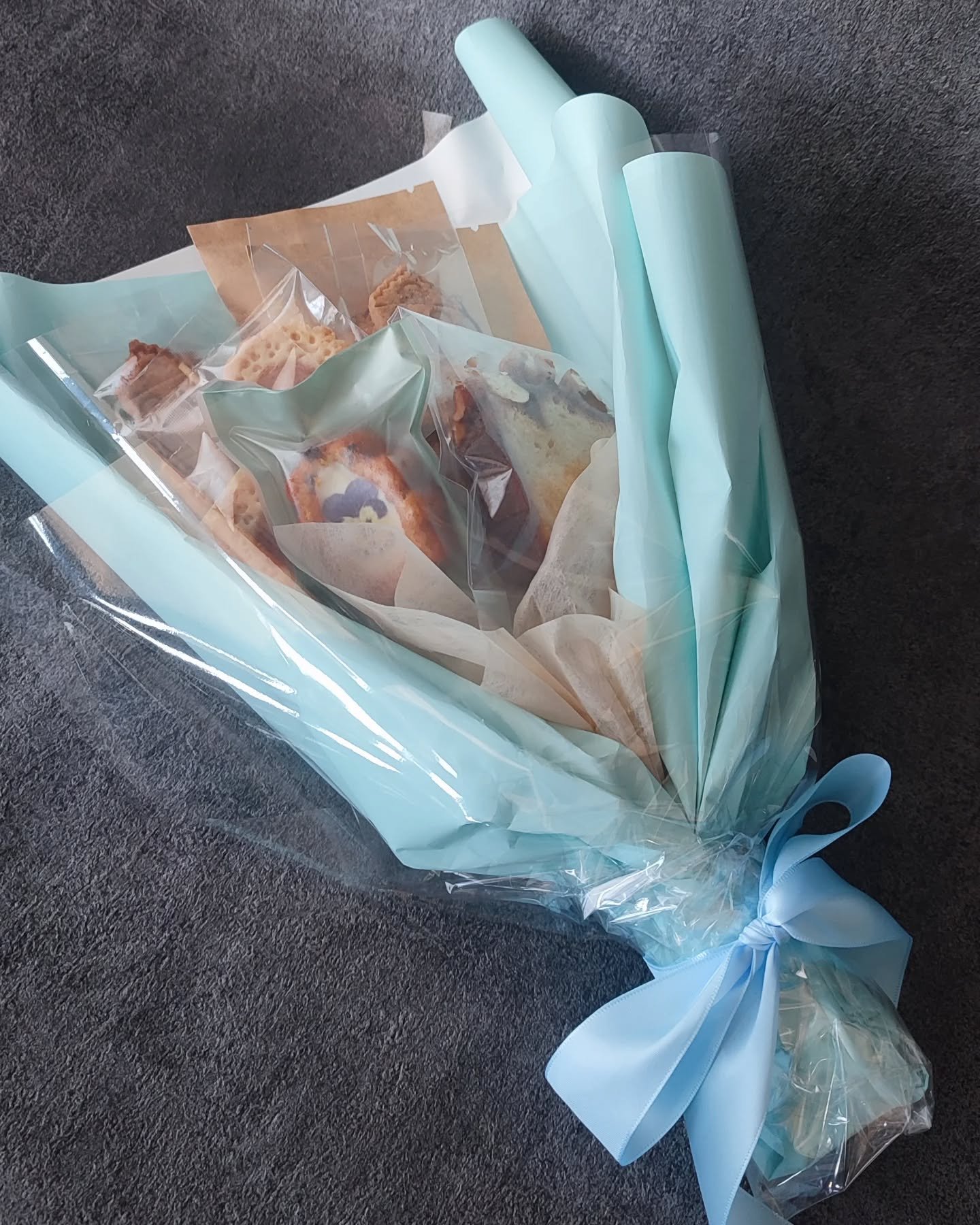 ___

Sweet Bouquet for Father's Day
「父の日のスイーツブーケ」要予約
画像はイメージです

ご予約可能日が
６月１２，１３，１４日となります
受け取り時間帯１２-１７時
(上記以外の早い時間と遅い時間帯はご相談ください☻)

お値段　2,000円
内容は
パウンドケーキ　１つ
ティグレ　１つ
クッキー類　4〜5枚
ドリップバッグ２袋

の予定です。
水色ベースの花束で、素材は少し違うものを使うです。

ご予約はラインからお願い致します。

#ayashroom
