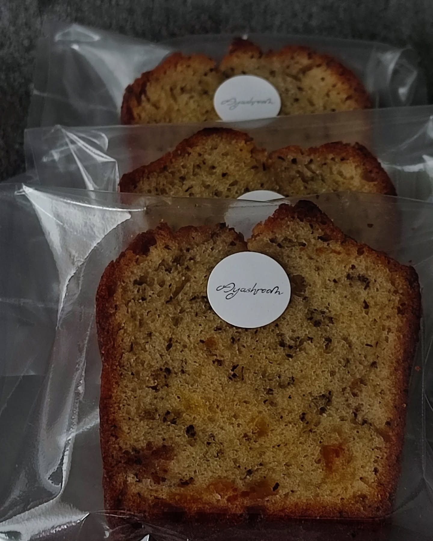 ___

「甘夏とアールグレイのパウンドケーキ」
&quot;Bitter Orange &amp; Earl Grey Pound Cake&quot;

爽やかな甘夏ピールと
香り高いアールグレイ茶葉を練り込んだ
上品な味わいのパウンドケーキ

柑橘のほどよい酸味と紅茶の華やかな香りが
口いっぱいに広がり
ティータイムのお供にぴったりです

本日からパウンドケーキが変わってます
営業日に販売中

淡路島産米粉
淡路島産玉子
淡路島産甘夏

#ayashroomsweets #グルテンフリース