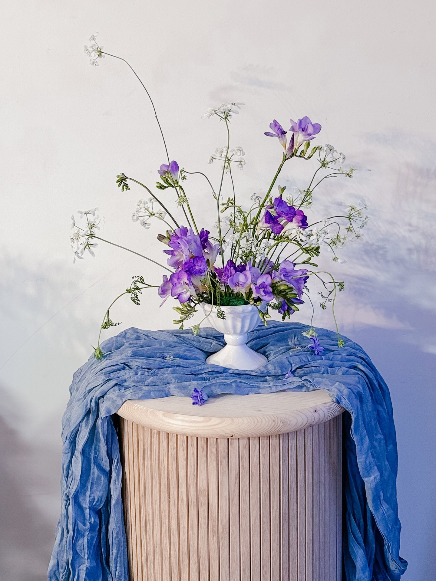 The studio lights are back on again. ✨

After almost a week of being sick and completely knocked out, I finally started feeling like myself again today. I designed this little arrangement last Wednesday just before everything went downhill &mdash; an