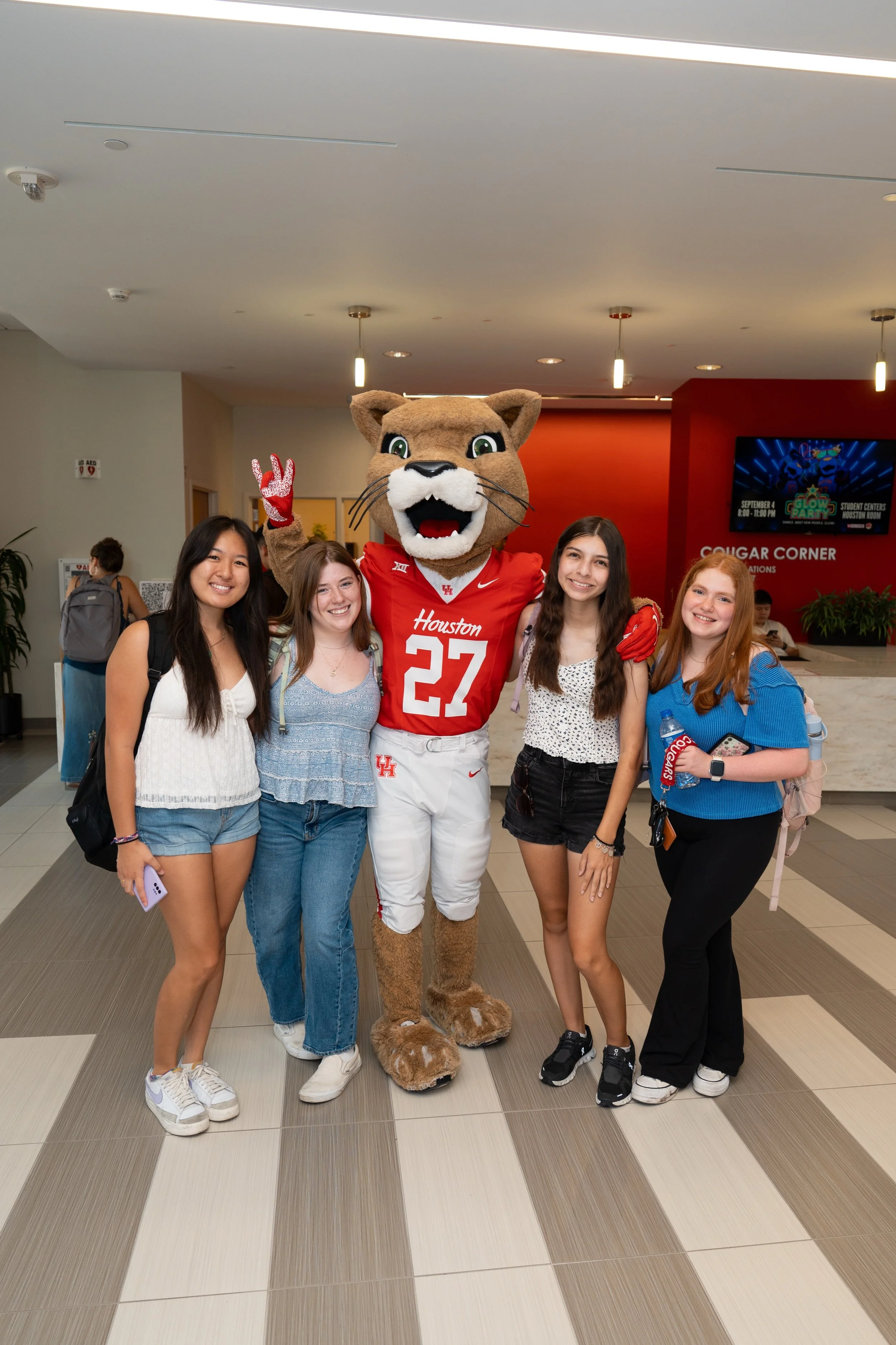RS193848_Shasta Greeting Students On First Day of Fall 2025-2025-08-25-0156.jpg