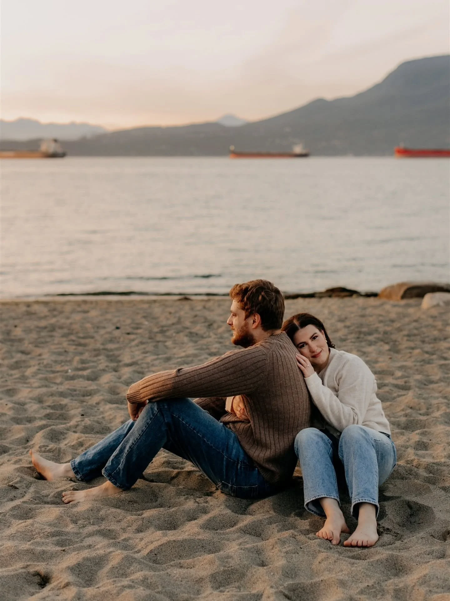 Sure, I'm a city gal but I love a beach engagement session once in a while 🩷 The mountain view truly never gets old, especially by the ocean.