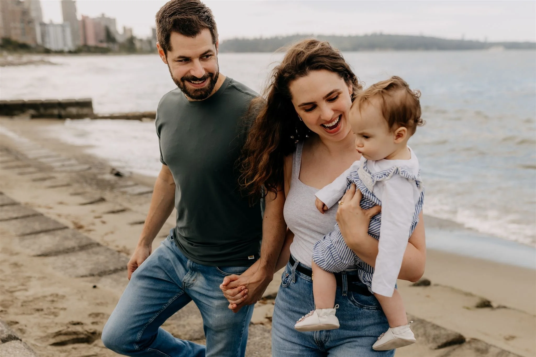 vancouver-beach-family-session-aileen-choi-photo-becky-donny-9_websize.jpg