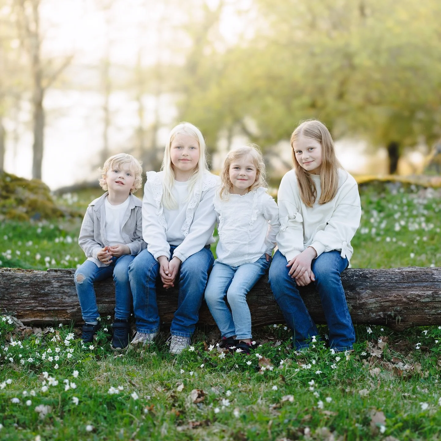 Syskonfotografering 🌿 
Syskonk&auml;rlek p&aring; riktigt &ndash; full av skratt, kramar, spring i benen och kanske lite syskongnabb ocks&aring; 😉

Hos mig f&aring;r barn vara barn. Jag styr inte f&ouml;r mycket, utan f&aring;ngar &ouml;gonblicken 