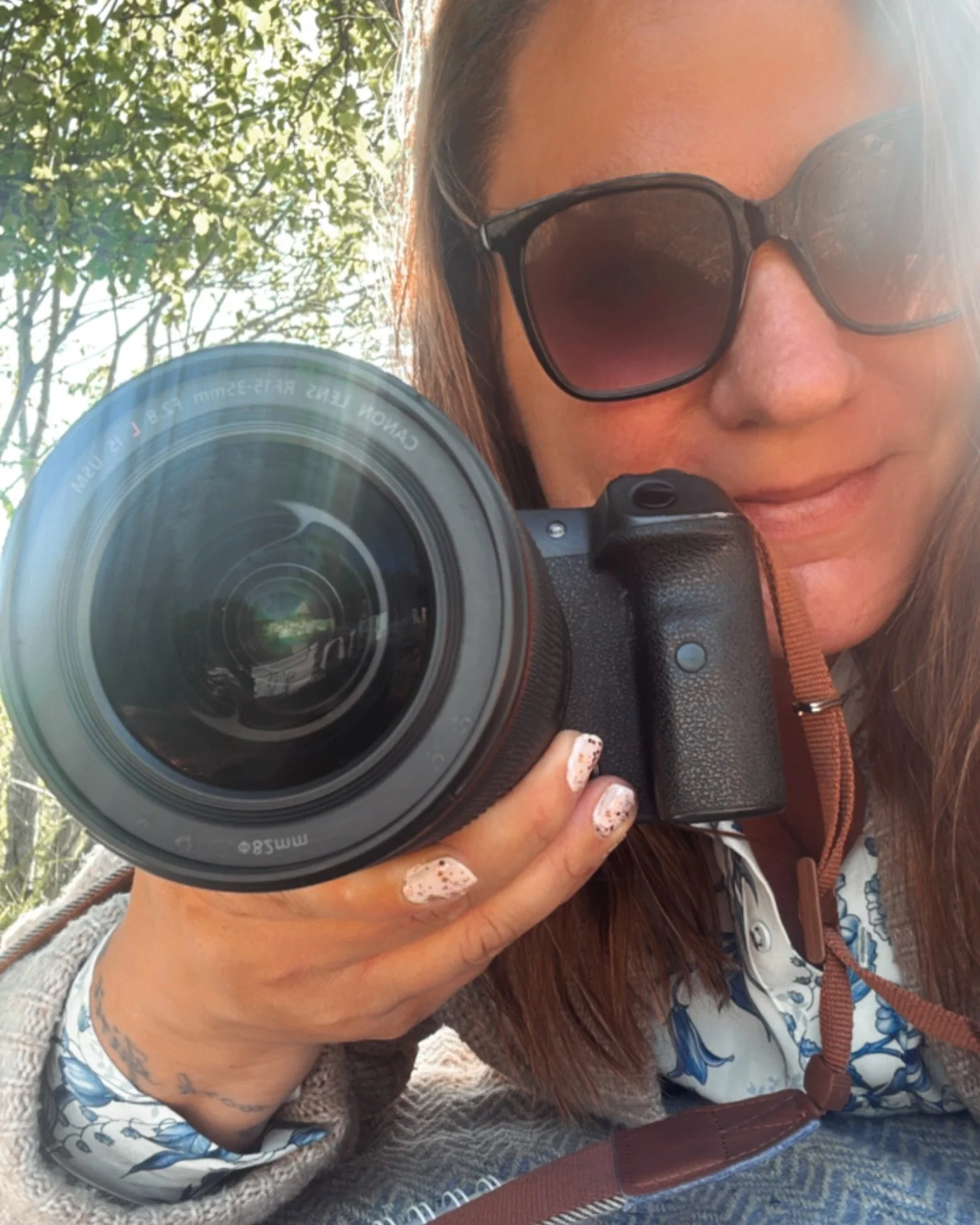 Hej hej 👋🏻 jag k&auml;nde att det var dags f&ouml;r en kort presentation av tjejen bakom kameran p&aring; Livia Foto! 

H&auml;r &auml;r jag, Rebecca Grundt Mamma till sex - expert p&aring; logistik, kaos &amp; k&auml;rlek❣️ 
F&ouml;rutom fotograf 