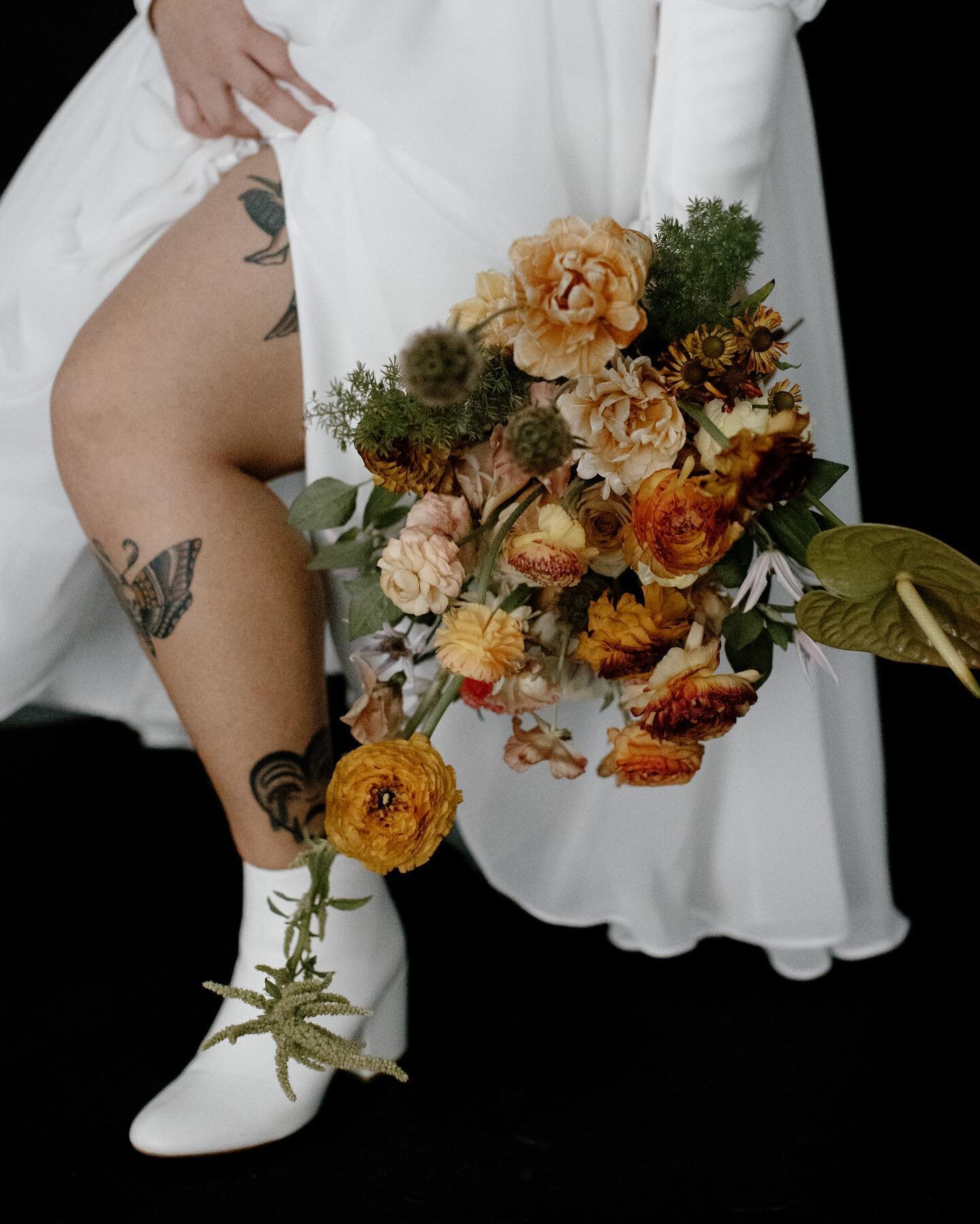 Still dreaming about Ariel&rsquo;s wedding florals and creative vision with @lovealwaysfloral 😍 (I&rsquo;m also highly inspired to get leg tattoos.)