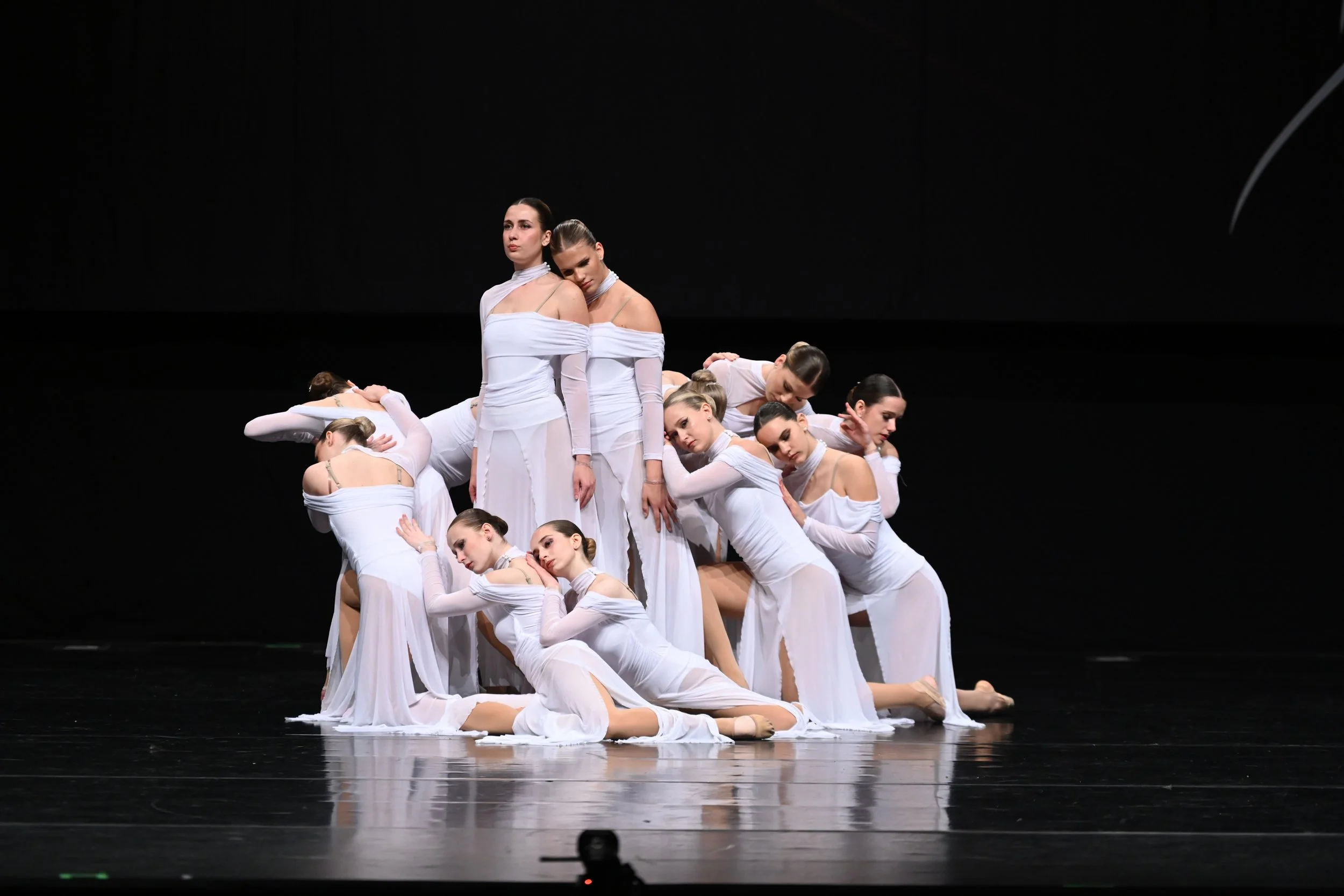 Seniors Tanzteam in Lyrical-Gruppe auf der Bühne
