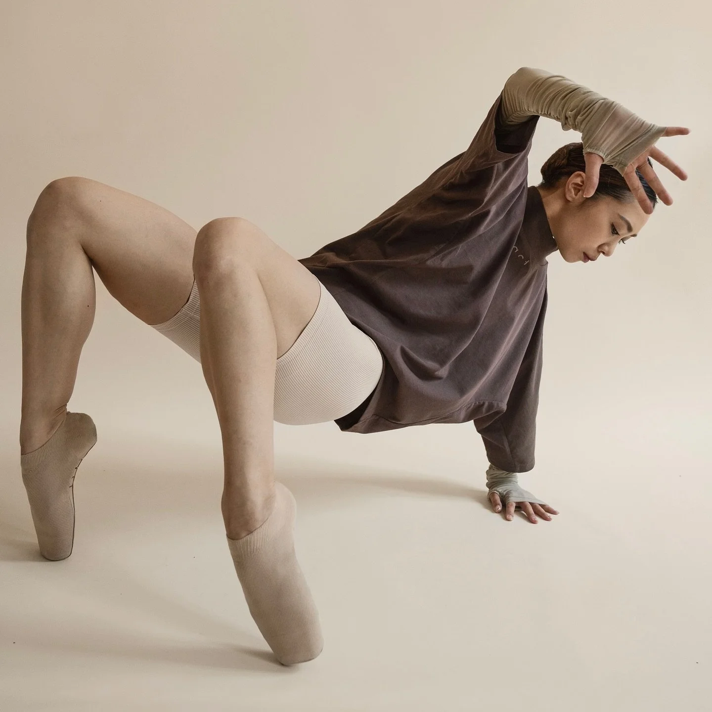 GIVEAWAY🔥 Win a Momoka Shirt from @abletoact and one All Weekend pass to @foundationsconvention, that way you can dance it out in style this autumn 🪩 Enter to win ⬇️
❤️ Like this post 
👯‍♀️ Tag your dance besties in the comments 
🩰 Follow @a