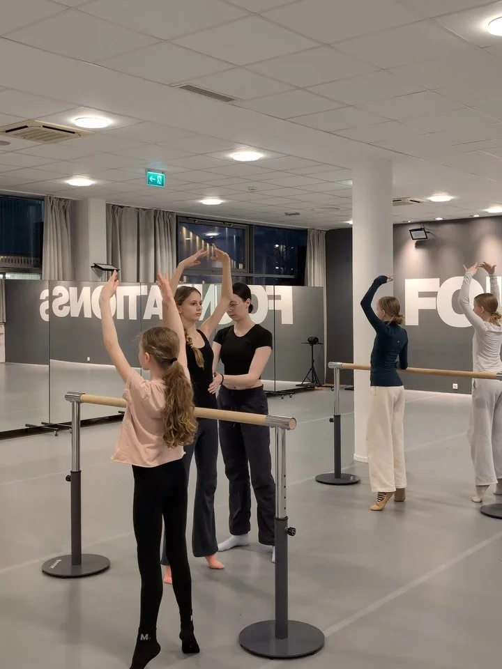 Ballet trifft Musical Theater Jazz 🩰👯&zwj;♀️ F&uuml;r alle 9&ndash;12-J&auml;hrigen mit Vorkenntnissen in Ballett, Musical Theater oder Jazz ist unser Ballet &amp; Musical Theater Jazz 2 Kids Kurs genau das Richtige! 

🕔 Montags | 17:00&ndash;18:3