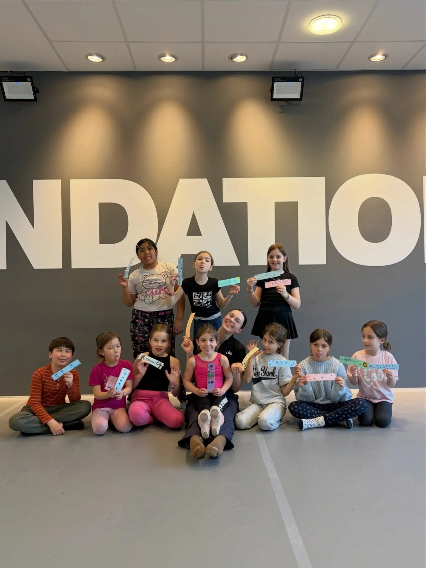 Bei Foundations lernen Kinder nicht nur zu tanzen 💃✨, sondern auch ihre Kreativit&auml;t auf ganz unterschiedliche Weise auszuleben. Unsere Kids haben eine wundersch&ouml;ne Papierkette gestaltet, die jetzt unseren Empfangsbereich schm&uuml;ckt 🤍

