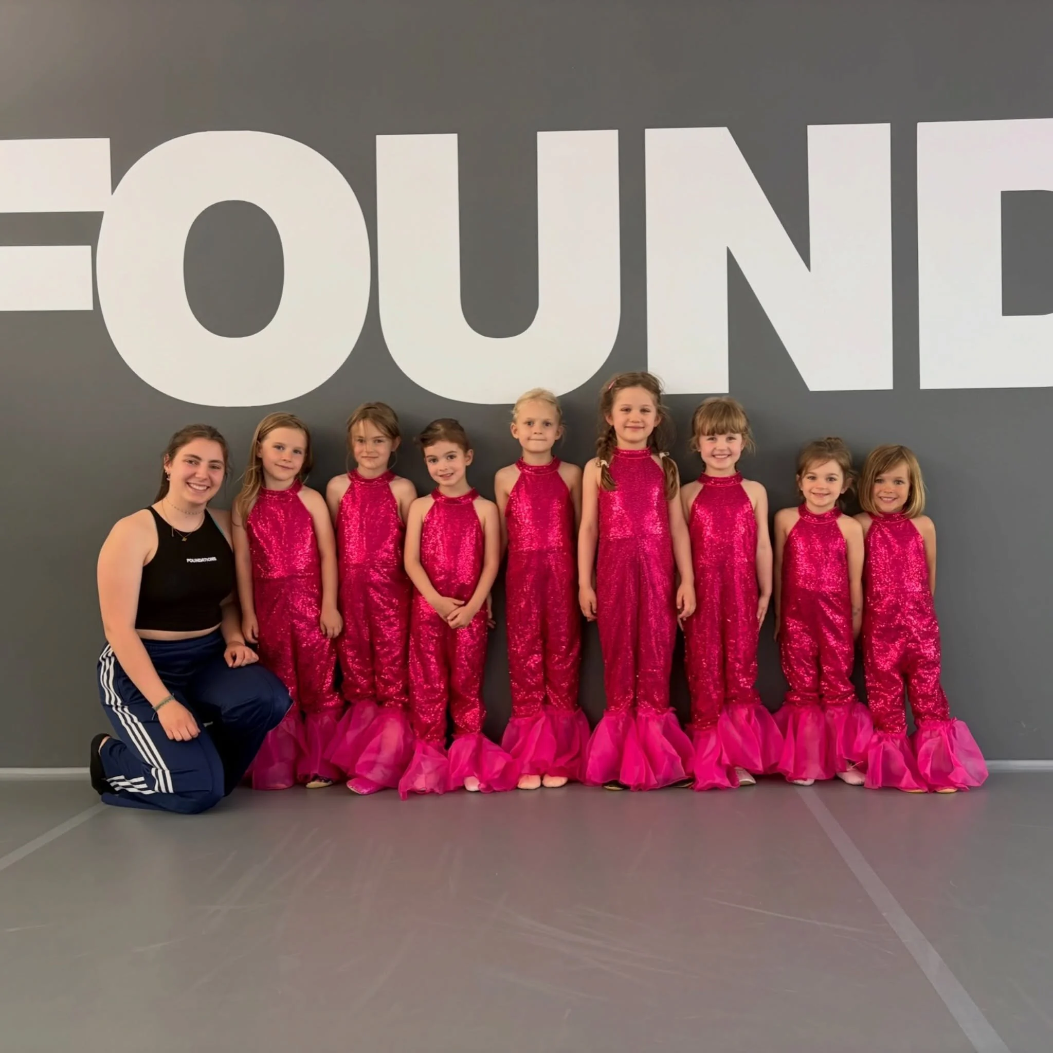 Nur noch 3 Wochen bis zu unserer Abschlussshow und langsam treffen die Kost&uuml;me ein! 🎉

Unsere Kids- &amp; Minis-Lehrerinnen sind gerade mitten in den letzten Anpassungen und schauen, dass alles genau richtig sitzt: cute, comfy und classy🧑&zwj;
