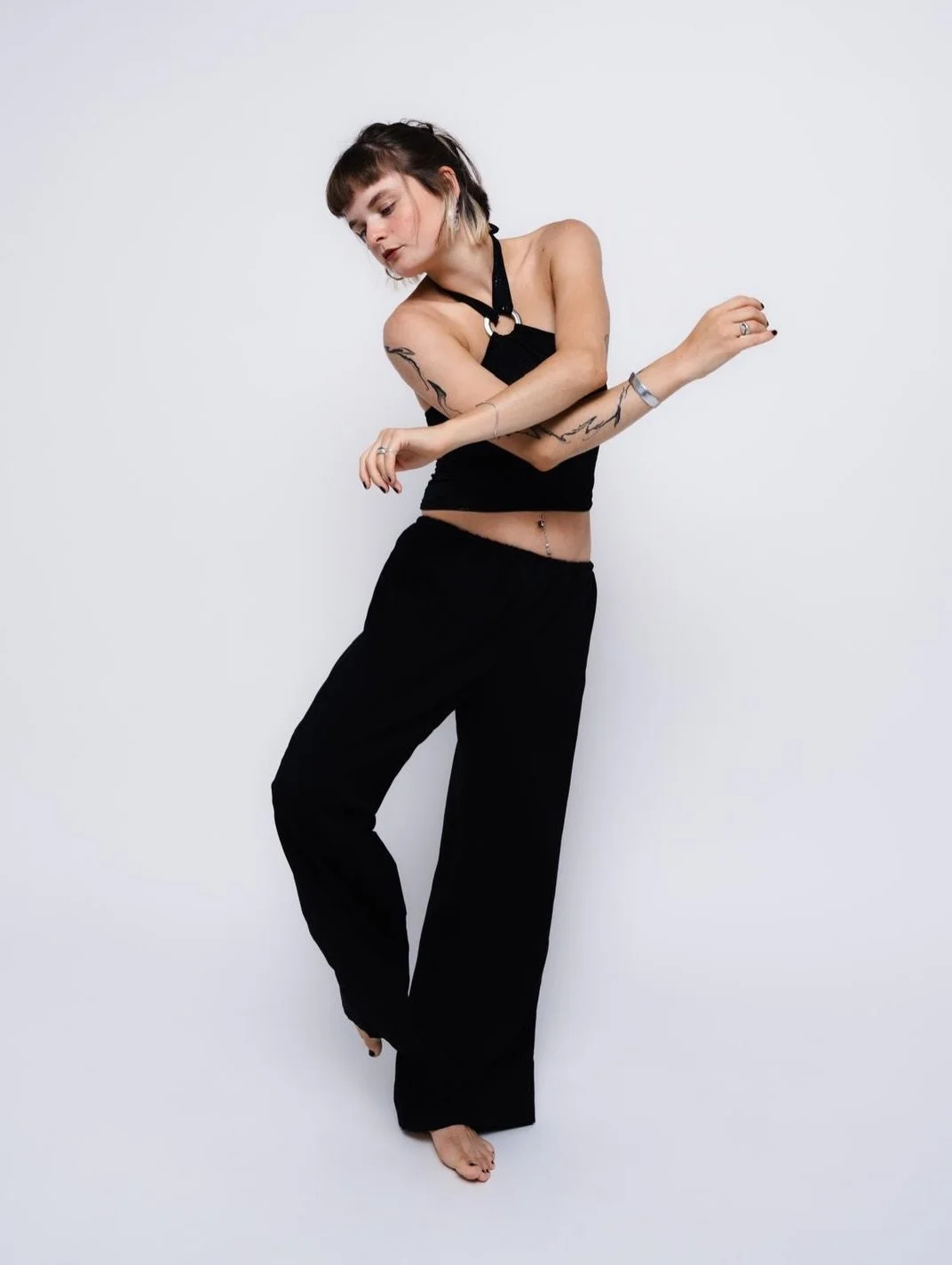 ✨ LERNT UNSER TEAM KENNEN ✨

Lernt Pia Foertsch kennen! 💫 Pia ist auch in der 26/27 Season wieder Teil unseres Foundations Teams und unterrichtet bei uns Contemporary und Jazz.

Pia kommt urspr&uuml;nglich aus Freiburg und begann ihre t&auml;nzerisc