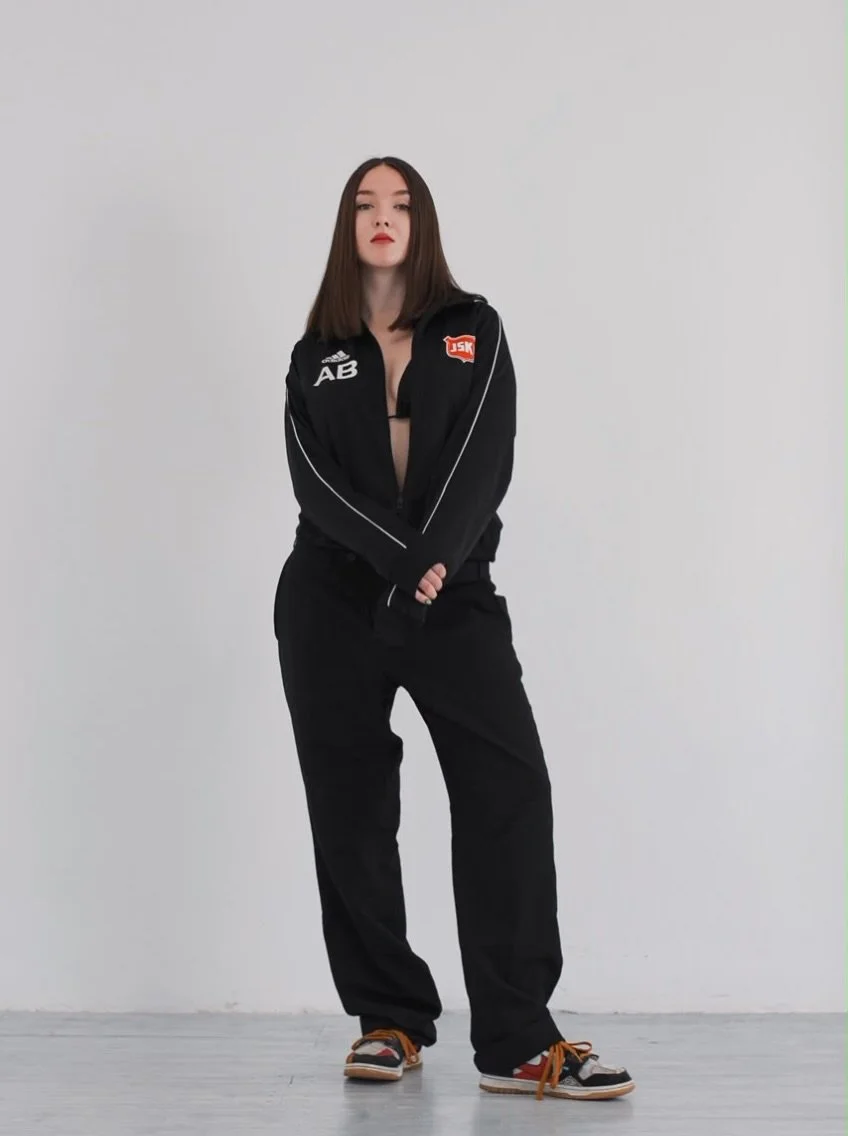 ✨ LERNT UNSER TEAM KENNEN ✨

Neu bei Foundations in der 26/27 Season: Lernt Polina Surovova kennen! 

Wir freuen uns riesig, Polina dieses Jahr neu in unserem Team willkommen zu hei&szlig;en. Sie wird unsere T&auml;nzerInnen in Hip Hop 1 und Commerci