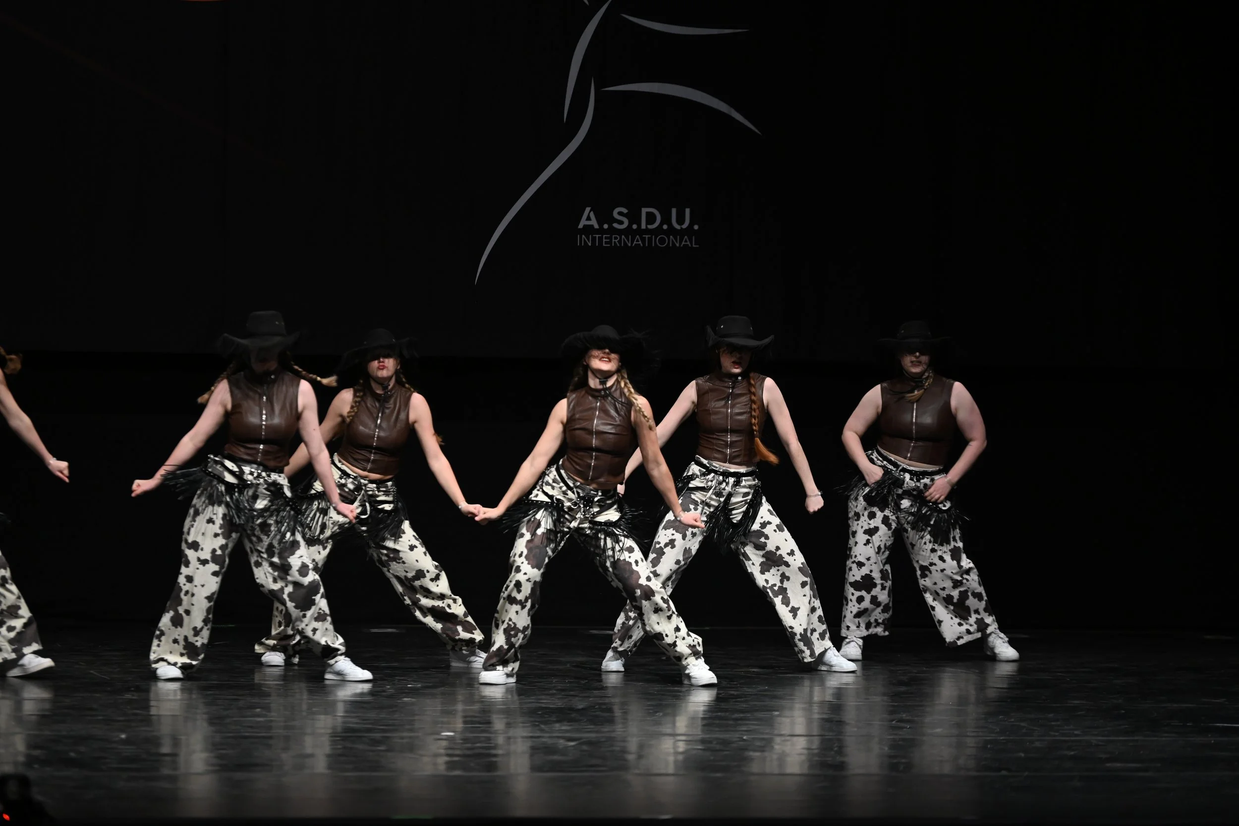 Commercial Tanzteam in dynamischer Urban-Choreografie