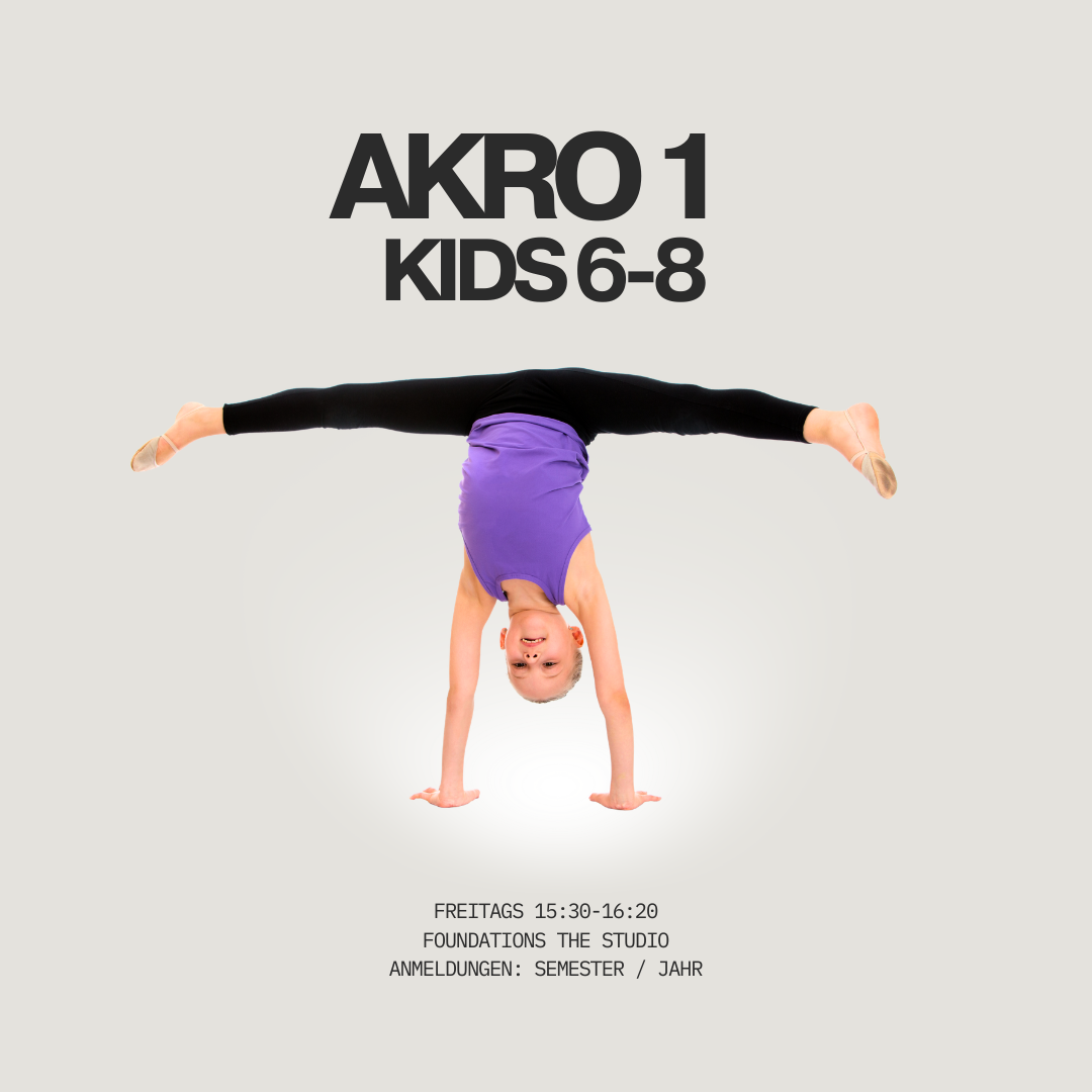 Friedliche junge Akrobatin in lila Top und schwarzen Leggings macht einen Handstand auf einem grauen Hintergrund