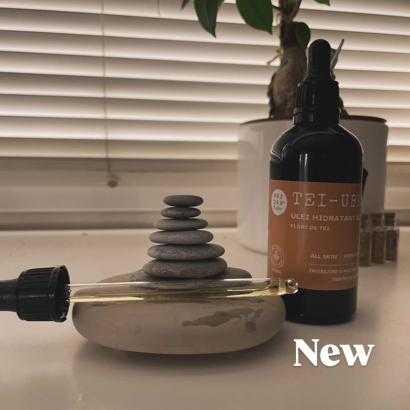 New for your skin routine: Ulei Natural Hidratant de corp cu Tei - 100 ml, recipient sticlă neagră cu pipetă. 

&Icirc;ngrijirea zilnică a pielii și corpului este o formă de meditație activă, nu doar o rutină. 

🚿Inspirat de filosofia japoneză, aces