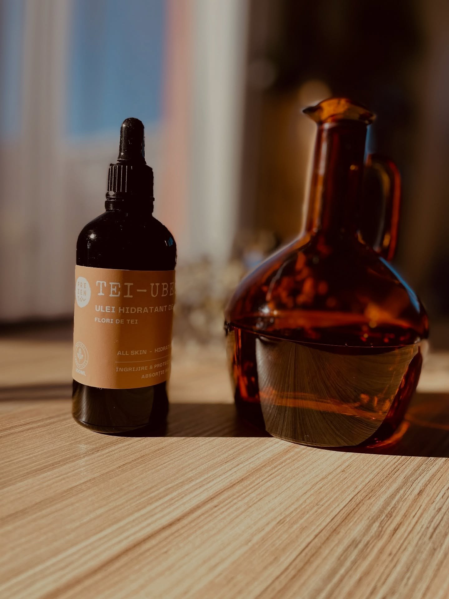 🫶Hai să vedem de ce Ulei natural hidratant de corp cu flori de tei de la Prezent Studio, este așa hidratant. 

💪Particularitatea uleiului nostru natural este că hidratează &icirc;n profunzime fară să &icirc;ncarce pielea av&acirc;nd o textură ușoar