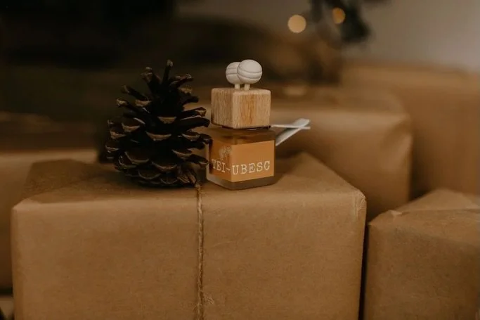 Am pregatit site-ul, www.prezent.studio, cu idei de cadouri de Craciun. 

Printele ele, odorizantul parfum de masina, de 5 respectiv 10 ml. 

Miros autentic de tei, si un camarad bun in trafic. Un cadou excelent pentru tine, cei dragi, colegi, parten