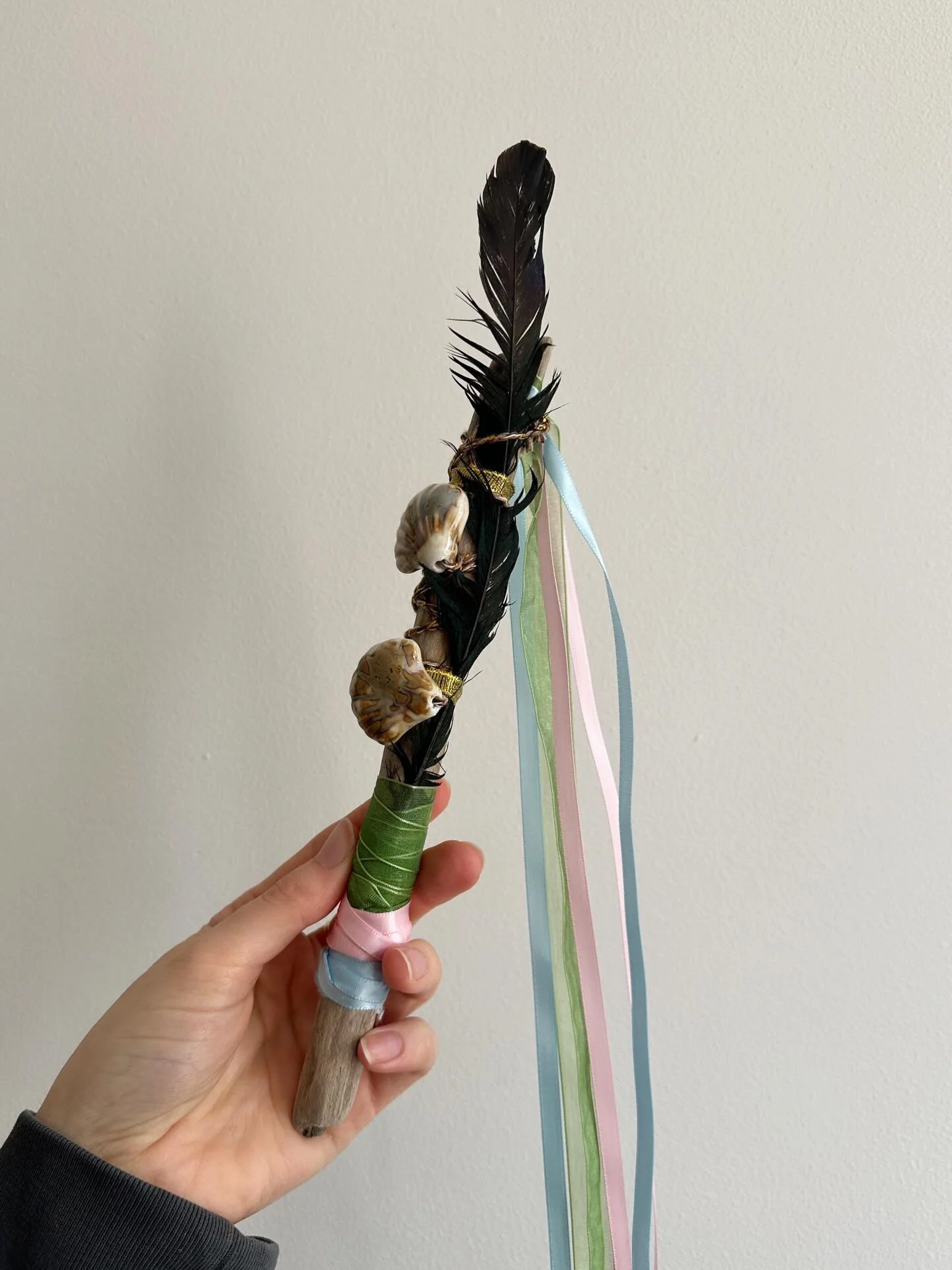 Rara wat is dit voor moois? De kids begrepen het al snel 🌷&hellip; 

Dit is onze praatstok, die we aan het begin en einde van de les gebruiken. Wie de stok heeft mag delen wat hij of zij wil (hoeft natuurlijk niet), de rest luistert aandachtig 🤍