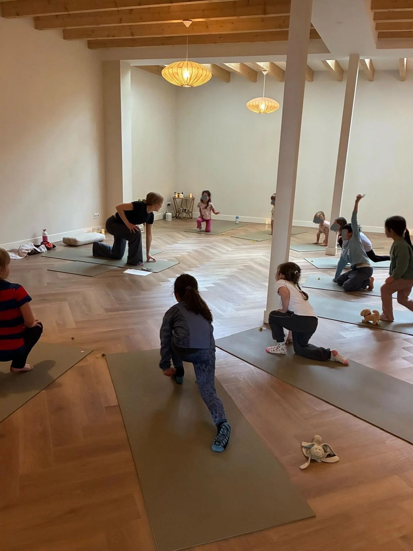 De eerste kinderyoga bij @bluebirdshaarlem zit erop en wat was het een feest 🪄🦋 Wil jouw kind (5-10) een keer meedoen? Dat kan, want vanaf woensdag 6 mei geef ik elke week les! Proeflessen zijn te boeken via Bluebirds. Als je vragen hebt mag je mij