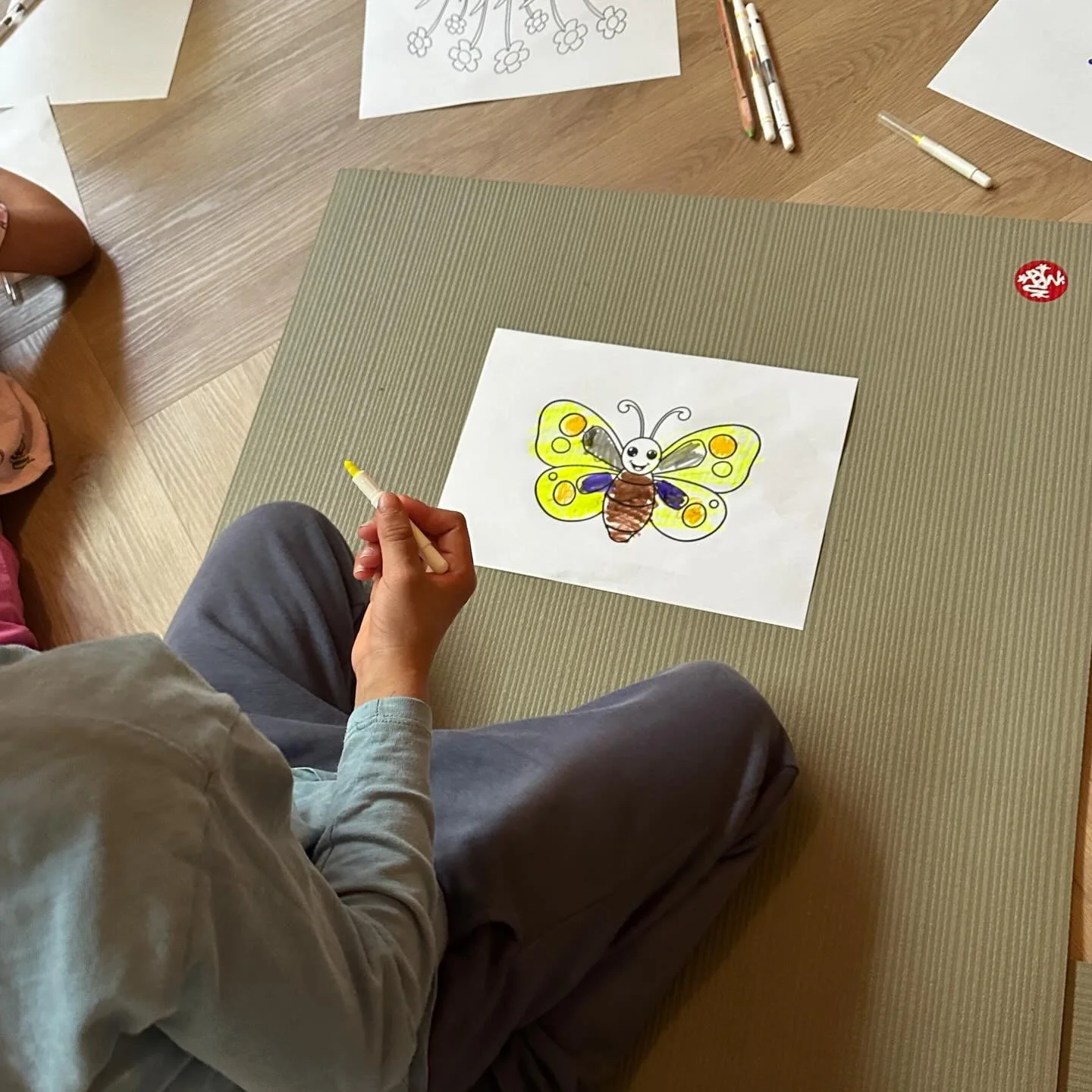 Wanneer er in je meditatie een vlinder naar je toe komt vliegen die je een cadeautje brengt 🪻 bijvoorbeeld 2 bloemen of een schelp 🤍