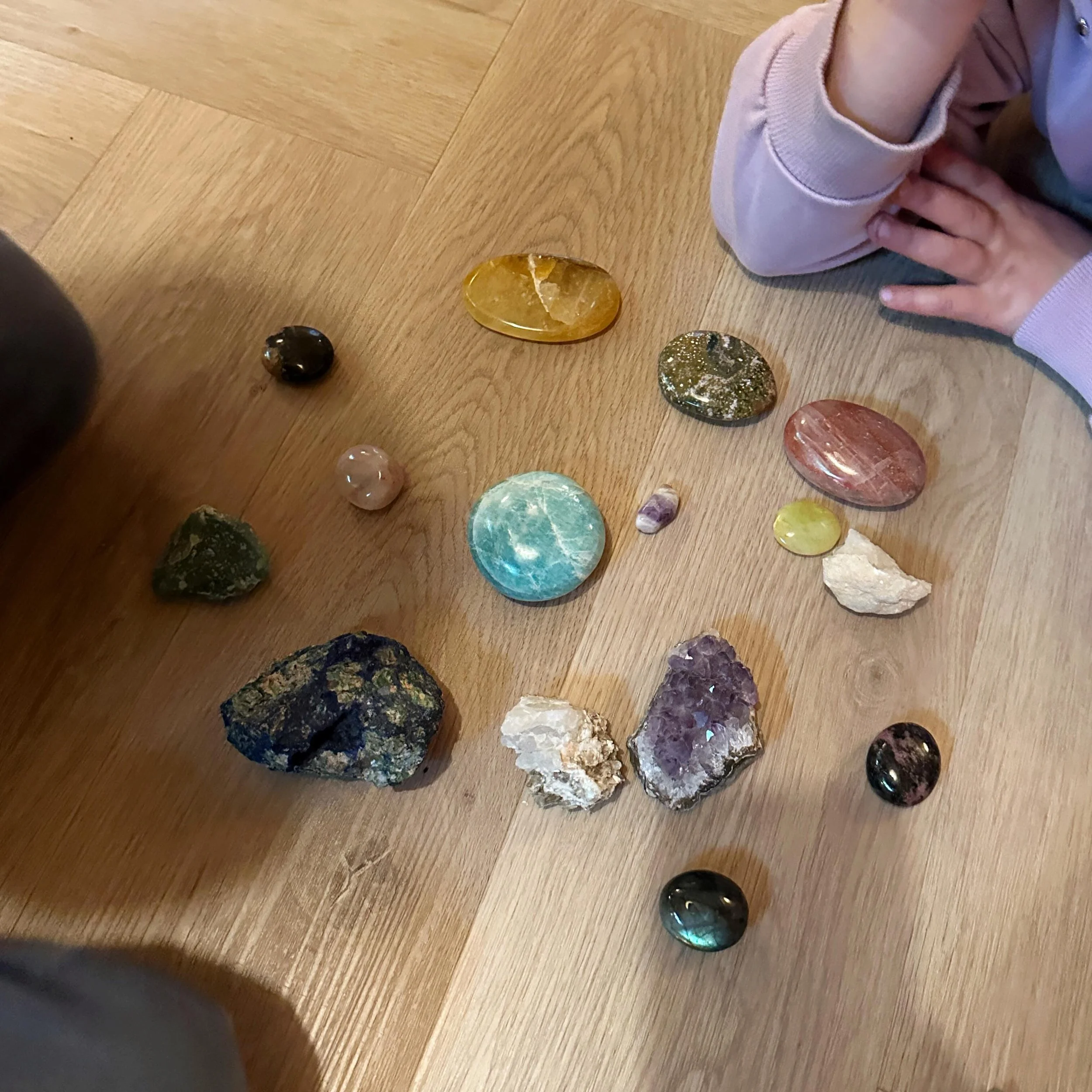 &lsquo;De lichtroze steen lijkt het meest op mij, want die is zacht, net als ik!&rsquo; 🌈 naast onze gebruikelijke visualisaties, zonnegroet en andere yogaposes hebben de kids vorige week stilgestaan bij de kleuren van de regenboog, en hoe die ons k