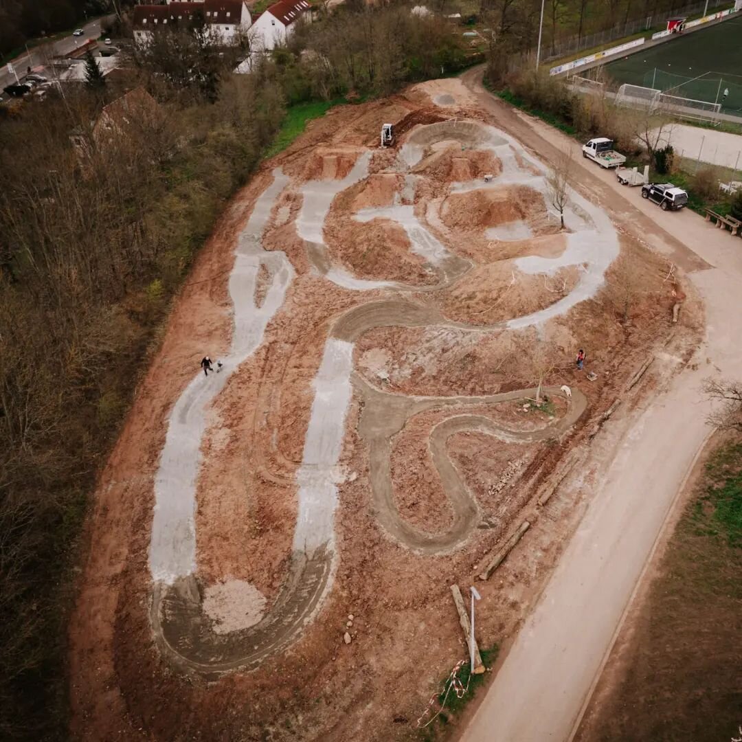 Mountainbikepark f&uuml;r Gro&szlig; und Klein

📷by @fabiulous_pics

#trailbau 
#trailbuilding 
#trailbuilders 
#trailbuildingart 
#trailbuilder 
#trailbuildinglife 
#trail
#mtb
#mountainbiking 
#mountainbiker 
#mtbstrecke 
#dirtjump 
#dirtjumps 
#m