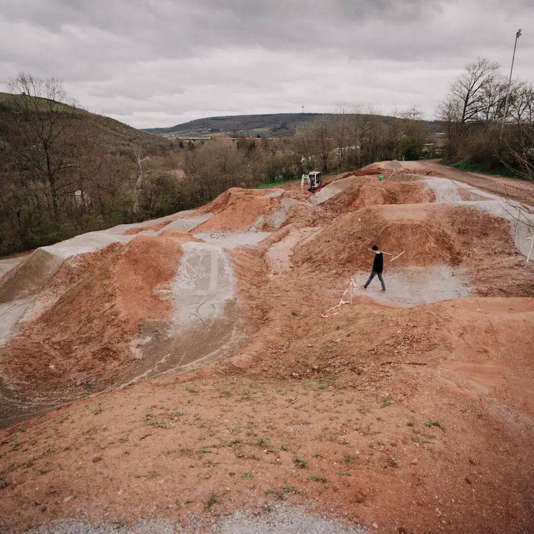 last bit of work.......opening in may 

📷@fabiulous_pics 

#mountainbiking
#mountainbiker 
#mountainbike 
#mountainbiketrails 
#mtbstrecke 
#mtblife 
#mtbtrail 
#mtb 
#mtblove 
#mtbtrails 
#trailbuilding 
#trailbuilders 
#trailbuilder 
#trailbau 
#t