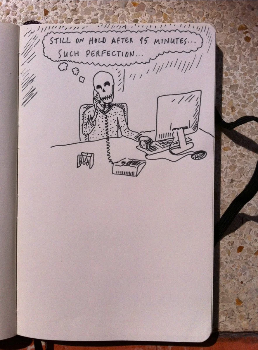 Dessin d'un squelette assis devant un ordinateur, parlant au téléphone, avec une boîte de médicaments sur la table et un panneau d'échantillons de test. Bulle de texte : "Encore en train d'attendre après 15 minutes... Tellement parfait...".