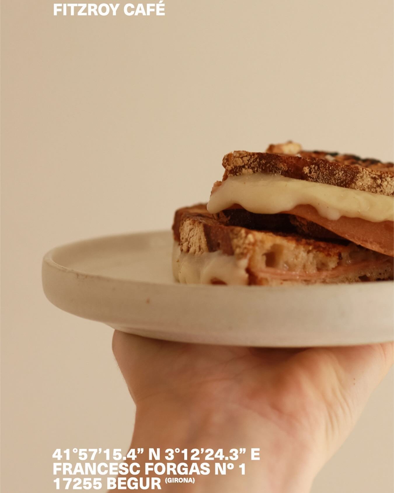 Descobreix el nostre nou bikini vegà: formatge fos i fines llanxes d'Heura entre pa de massa mare cruixent. Ideal per començar el dia amb energia. Acompanyeu-ho amb un chai latte o una de les nostres refrescants sodes de @c