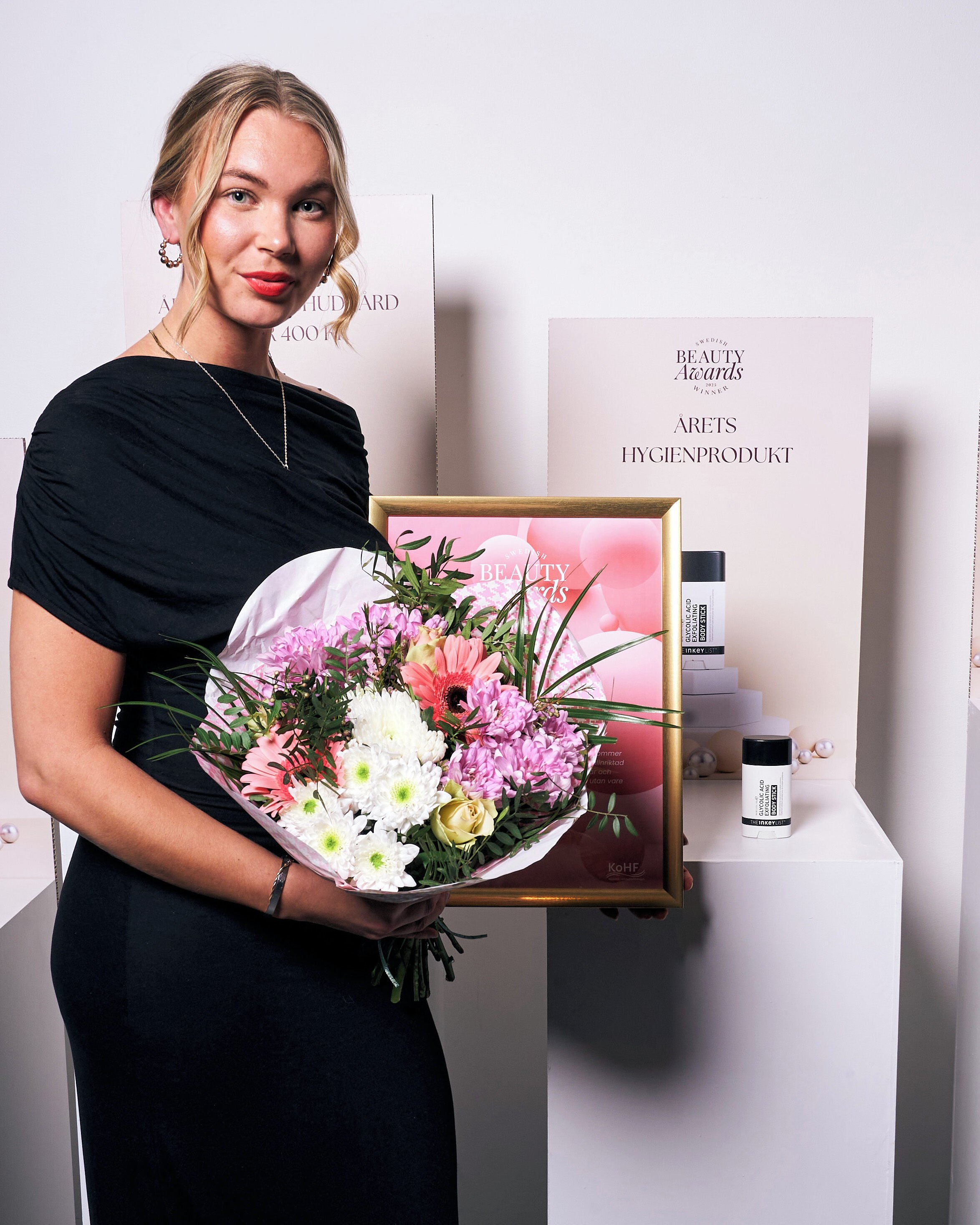 Vinnaren av Årets Hygienprodukt!
The Inkey List - Glycolic Acid Exfoliating Body Stick🌟
I vårens hetaste och mest resevänliga format kommer denna multifunktionella hjälpreda som med målinriktad exfoliering löse