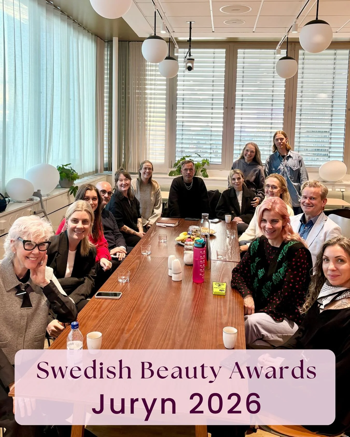 ✨ Juryn 2026 ✨
F&ouml;rra veckan samlades &aring;rets jury f&ouml;r en inspirerande uppstart &ndash; med b&aring;de nya och v&auml;lbekanta ansikten.&nbsp;

Produkterna har redan b&ouml;rjat trilla ner i brevl&aring;dorna och arbetet &auml;r i full g