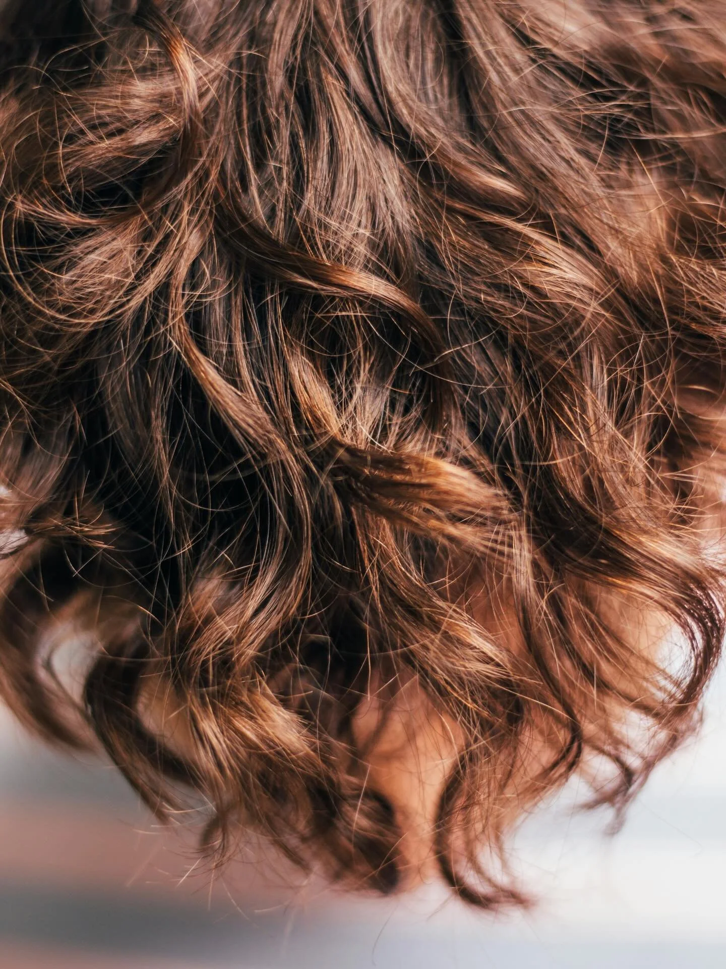 Kyla, torr luft och m&ouml;ssor&hellip; vintern &auml;r inte direkt sn&auml;ll mot h&aring;ret. ❄️💨

Nu vill vi h&ouml;ra fr&aring;n er: Vilka &auml;r era b&auml;sta tips f&ouml;r att h&aring;lla h&aring;ret mjukt, &aring;terfuktat och glansigt unde