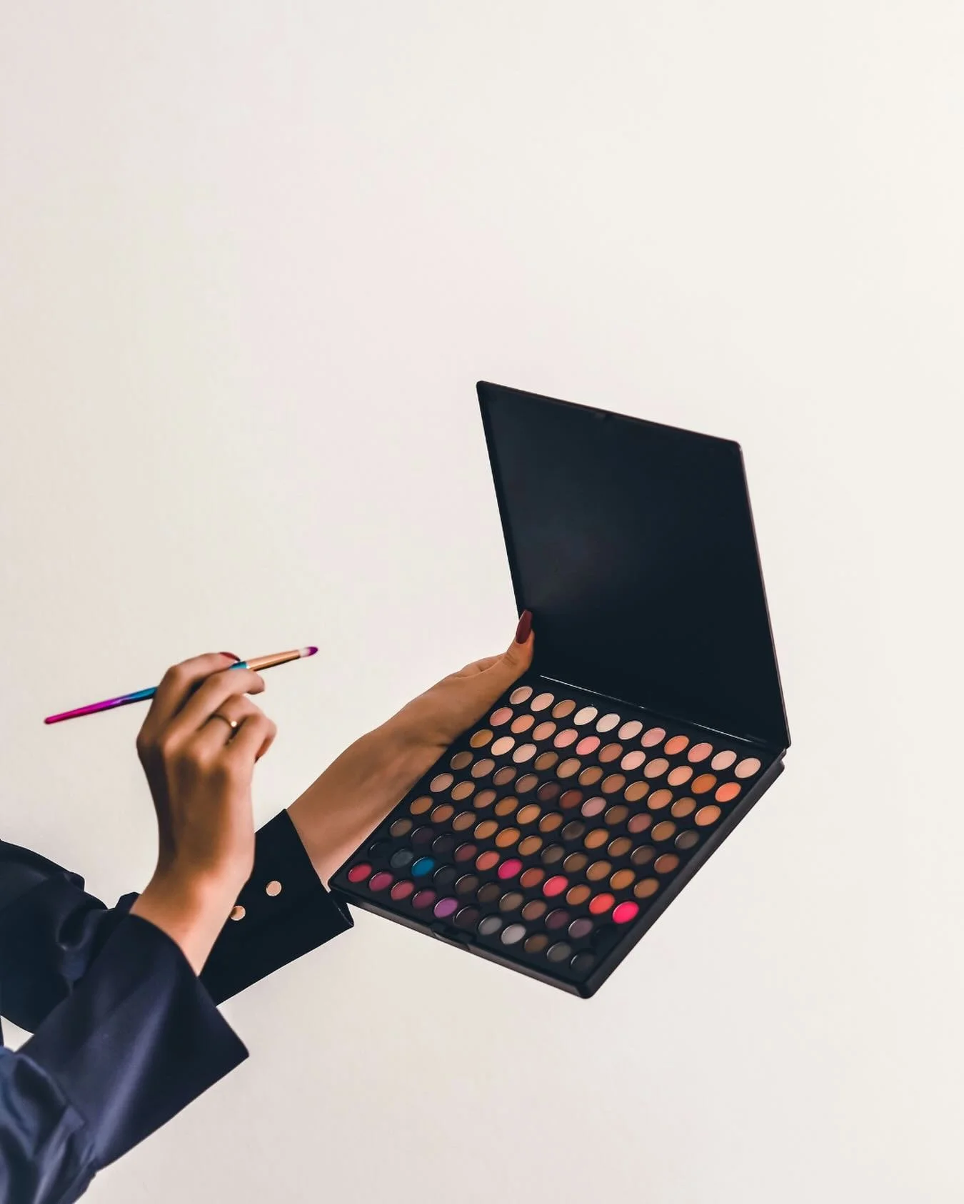 V&aring;ren &auml;r p&aring; ing&aring;ng &ndash; och med den kommer nya sminktrender! 🌷

&Auml;r det glow som g&auml;ller? F&auml;rg p&aring; &ouml;gonlocken? Naturligt eller maxat?
&nbsp;
Ber&auml;tta vad du tycker!&nbsp;✨

#SwedishBeautyAwards