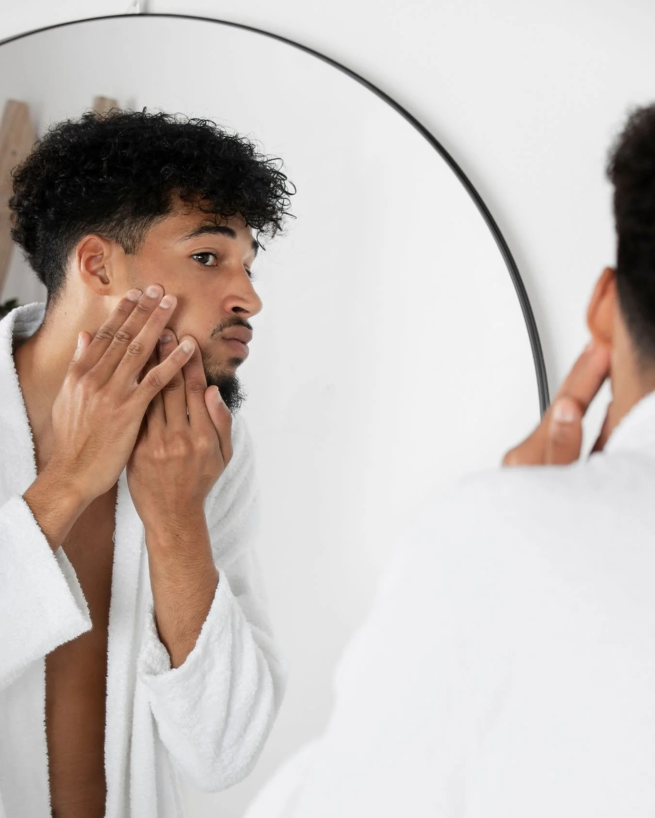 Hudv&aring;rd &auml;r mer en del av vardagen f&ouml;r m&aring;nga m&auml;n&nbsp;&ndash; inte bara en trend.&nbsp;🌟
&nbsp;
M&auml;ns hud har sina egna behov &ndash; ofta tjockare, mer oljig och utsatt f&ouml;r rakning, vilket g&ouml;r att r&auml;tt a