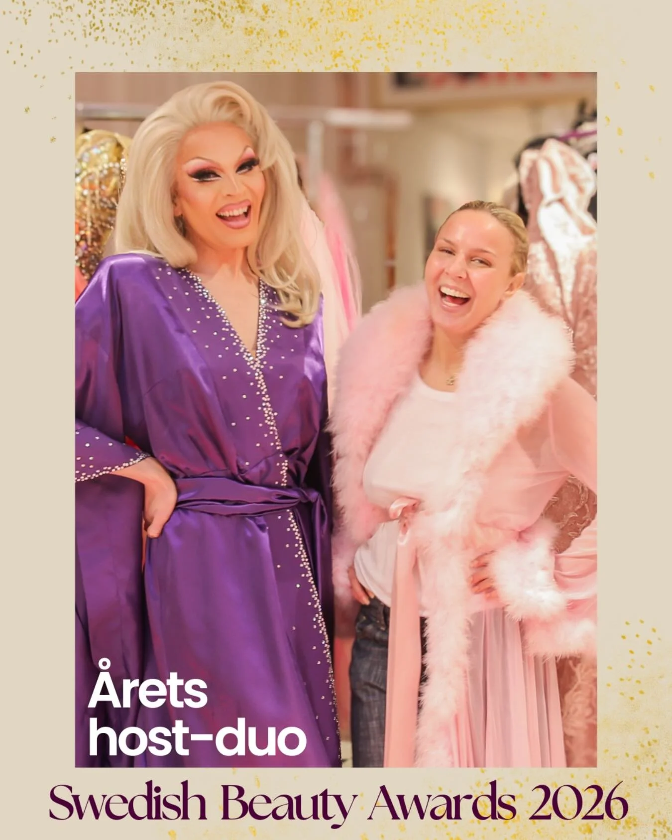 &Aring;rets host-duo &auml;r h&auml;r!&nbsp;✨
&nbsp;
Vi &auml;r stolta &ouml;ver att presentera Admira &amp; Perla Rainy Malmberg som &aring;rets hosts f&ouml;r Swedish Beauty Awards 2026! 💫
&nbsp;
Den 16 april intar de scenen p&aring; Hamburger B&o
