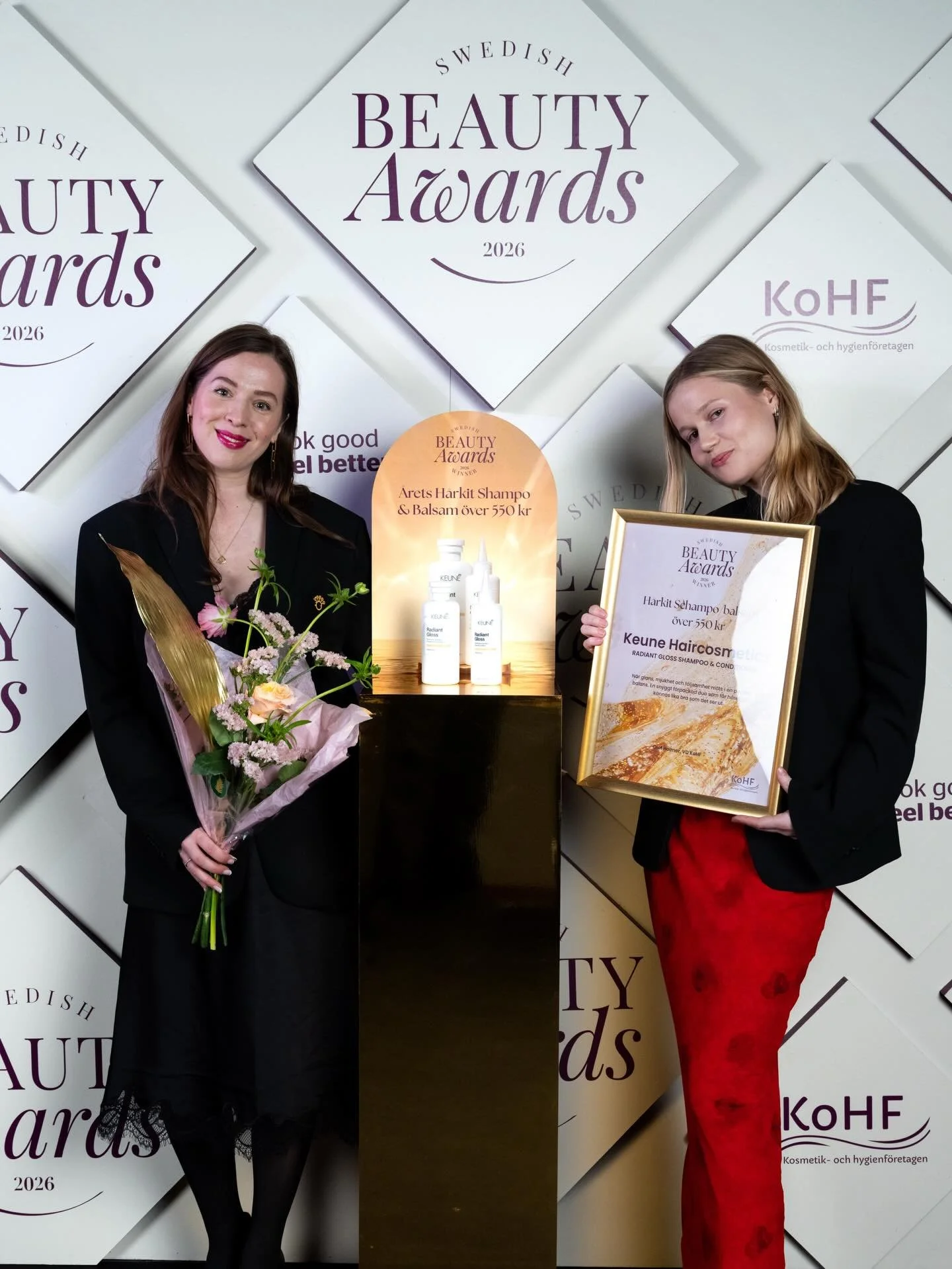 Vinnare av &Aring;rets H&aring;rkit Schampo &amp; Balsam &ouml;ver 550 kr
🌟Keune Haircosmetics - Radiant Gloss Shampoo &amp; Conditioner
&nbsp;
N&auml;r glans, mjukhet och f&ouml;ljsamhet m&ouml;ts i en perfekt balans. En snyggt f&ouml;rpackad duo s