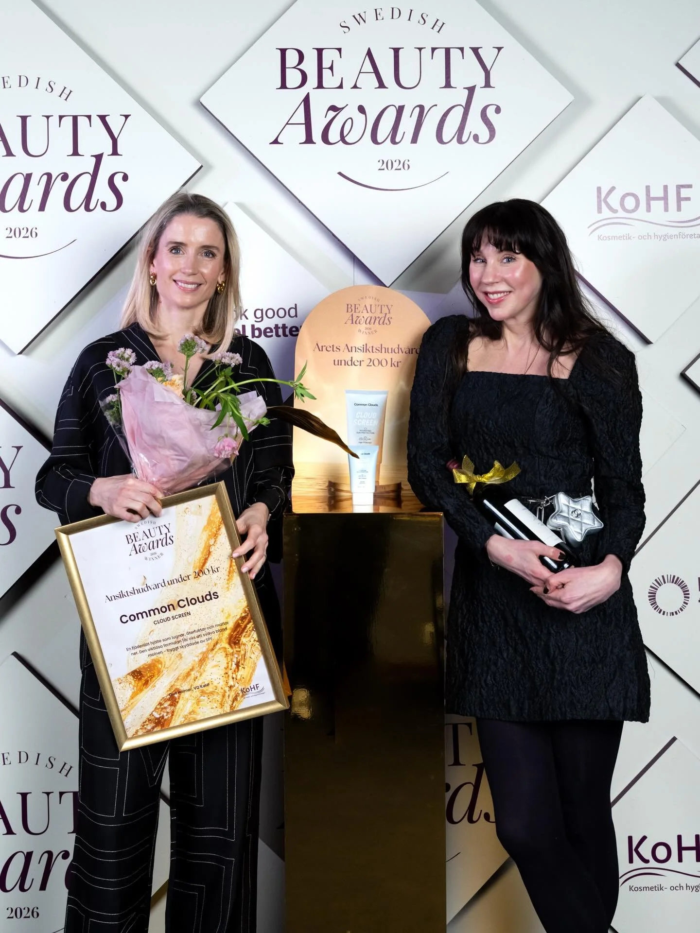 Vinnare av &Aring;rets Ansiktshudv&aring;rd under 200 kr&emsp;&emsp;
🌟Common Clouds - Cloud Screen&emsp;&emsp;
&nbsp;
En fj&auml;derl&auml;tt hj&auml;lte som lugnar, &aring;terfuktar och mattar ner. Den viktl&ouml;sa formulan f&aring;r oss att sv&au