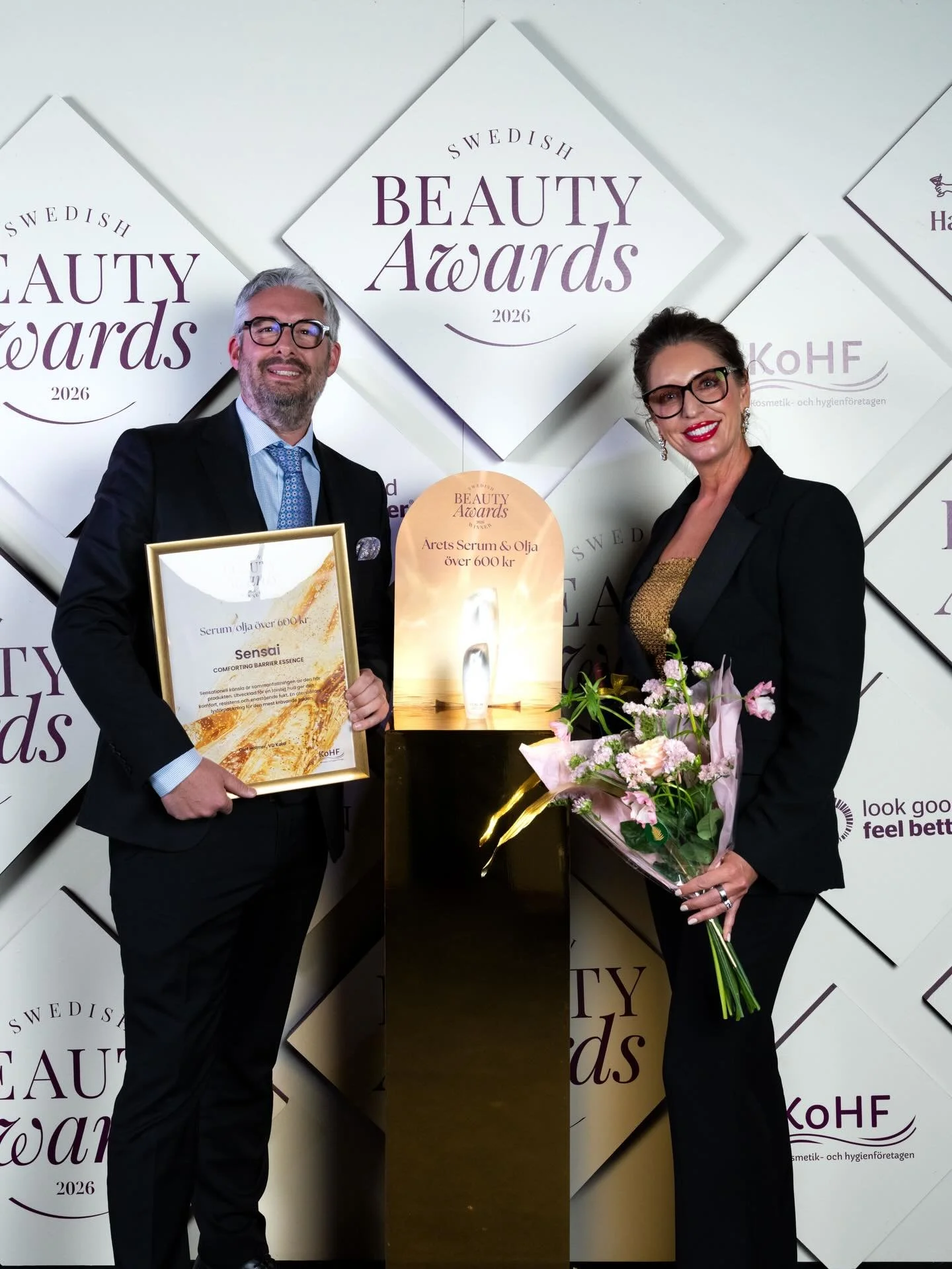 Vinnare av &Aring;rets Serum &amp; olja &ouml;ver 600 kr&emsp;&emsp;
🌟Sensai - Comforting Barrier Essence&emsp;&emsp;
&nbsp;
Sensationell k&auml;nsla &auml;r sammanfattningen av den h&auml;r produkten. Utvecklad f&ouml;r en t&ouml;rstig hud ger den 