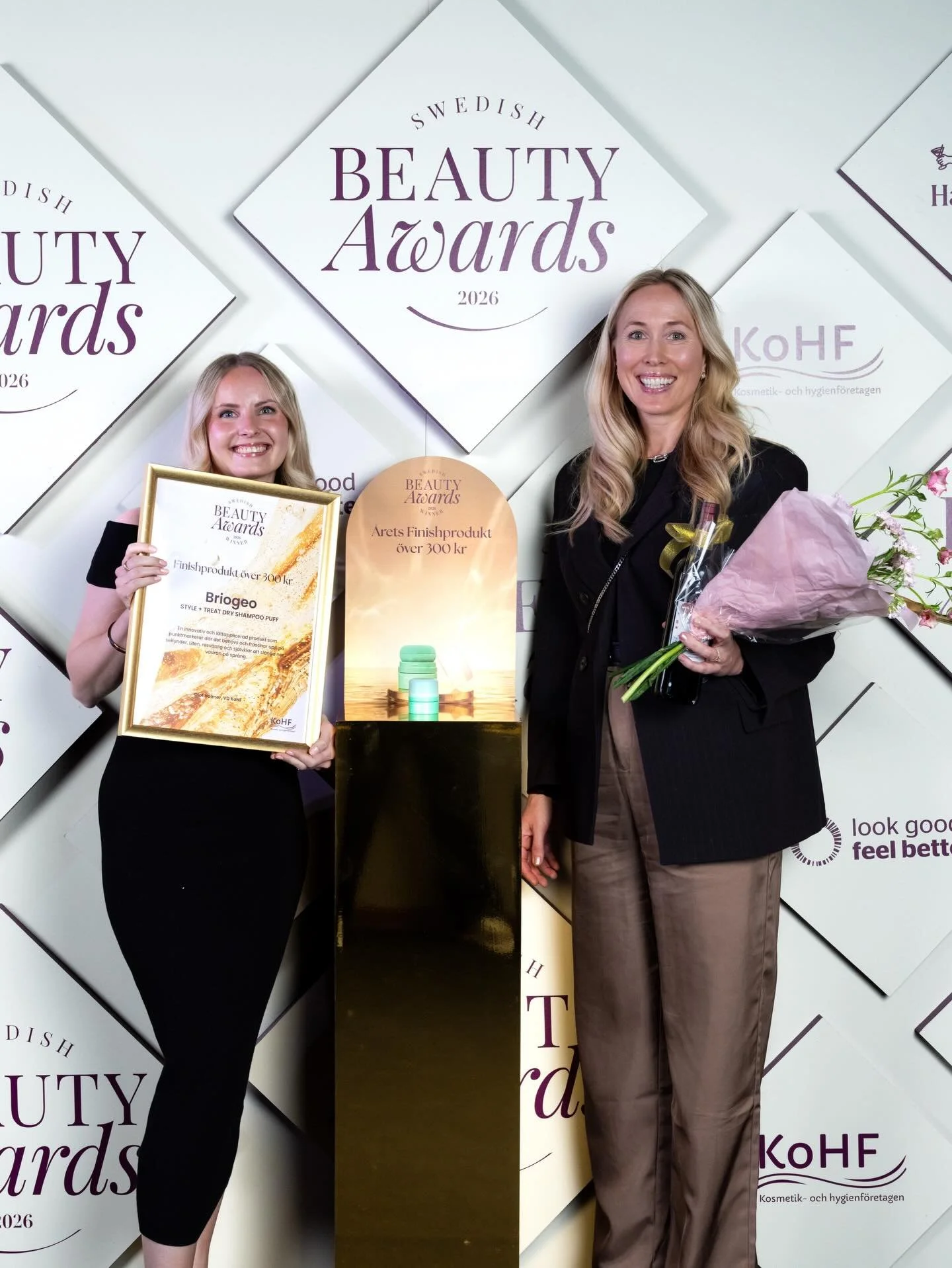 Vinnare av &Aring;rets Finishprodukt &ouml;ver 300 kr
🌟Briogeo - Style + Treat Dry Shampoo Puff
&nbsp;
En innovativ och l&auml;ttapplicerad produkt som punktmarkerar d&auml;r det beh&ouml;vs och fr&auml;schar upp p&aring; sekunder. Liten, resv&auml;