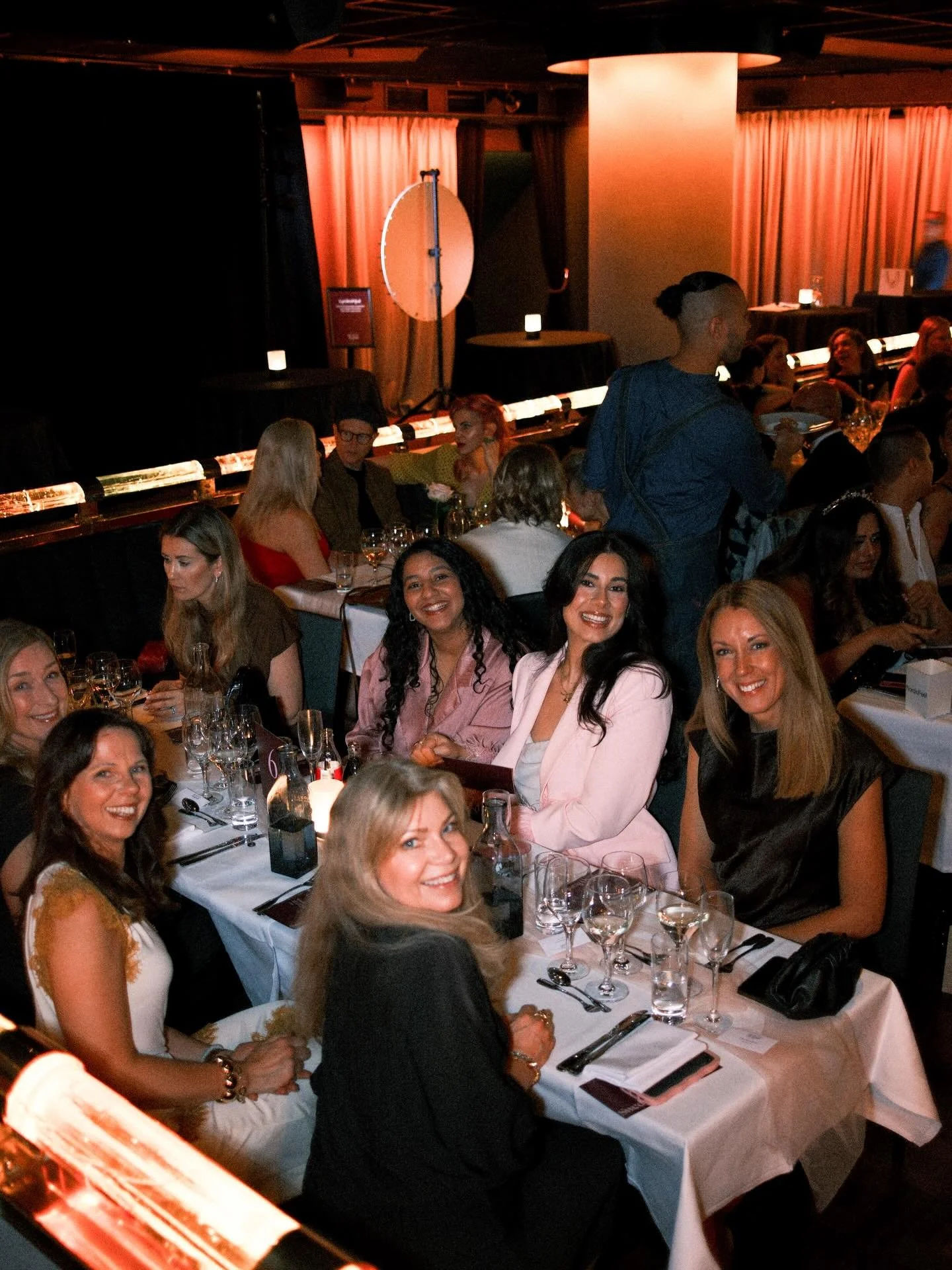 Swedish Beauty Awards 2026 - Vilken magisk kv&auml;ll! 💜✨

En vecka senare har vi b&ouml;rjat sm&auml;lta denna underbara gala. Stort tack till alla som var d&auml;r och gjorde kv&auml;llen till n&aring;got alldeles extra. 🌟

I den perfekta kombina