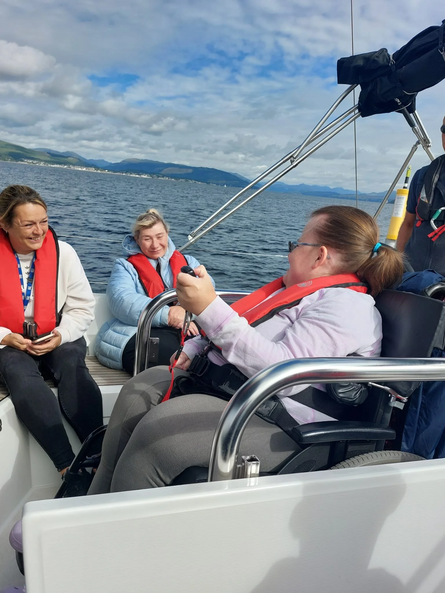 Happy sailors, Shannon steering remotely
