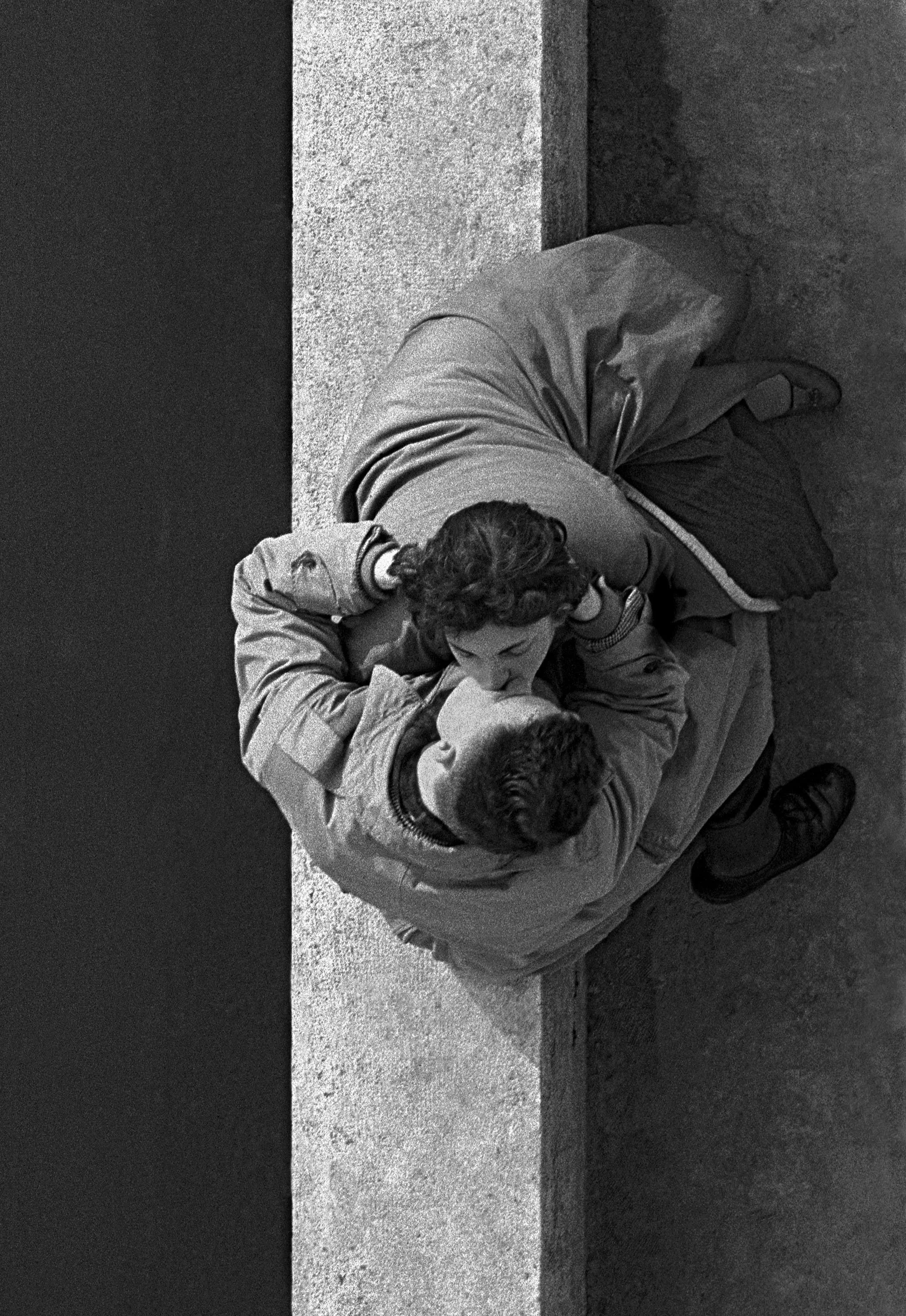 Frank Horvat_1955, Paris, France, Quai du Louvre, couple.jpg