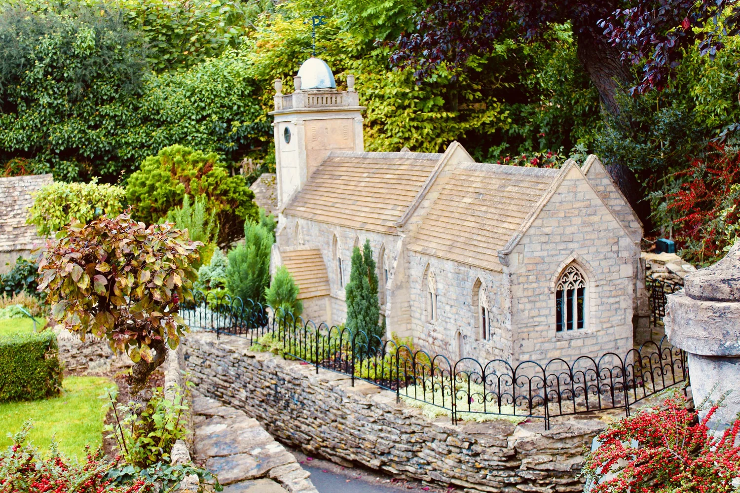 old-new-inn-bourton-on-the-water-hi-res-stock-photography-and-images