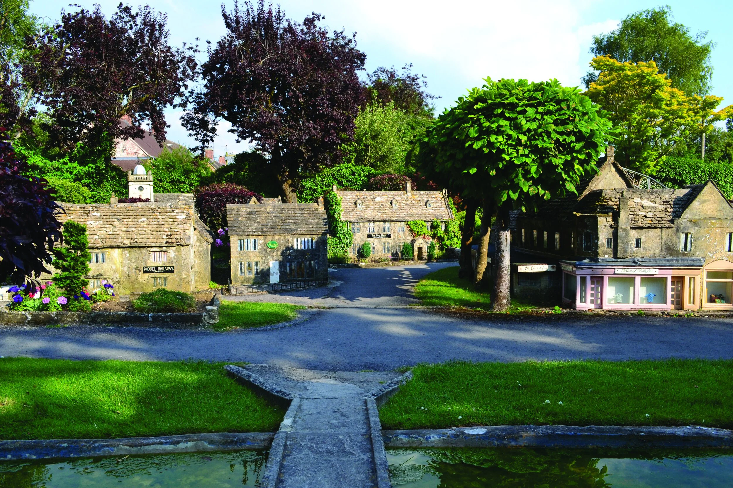 the-model-village-the-old-new-inn