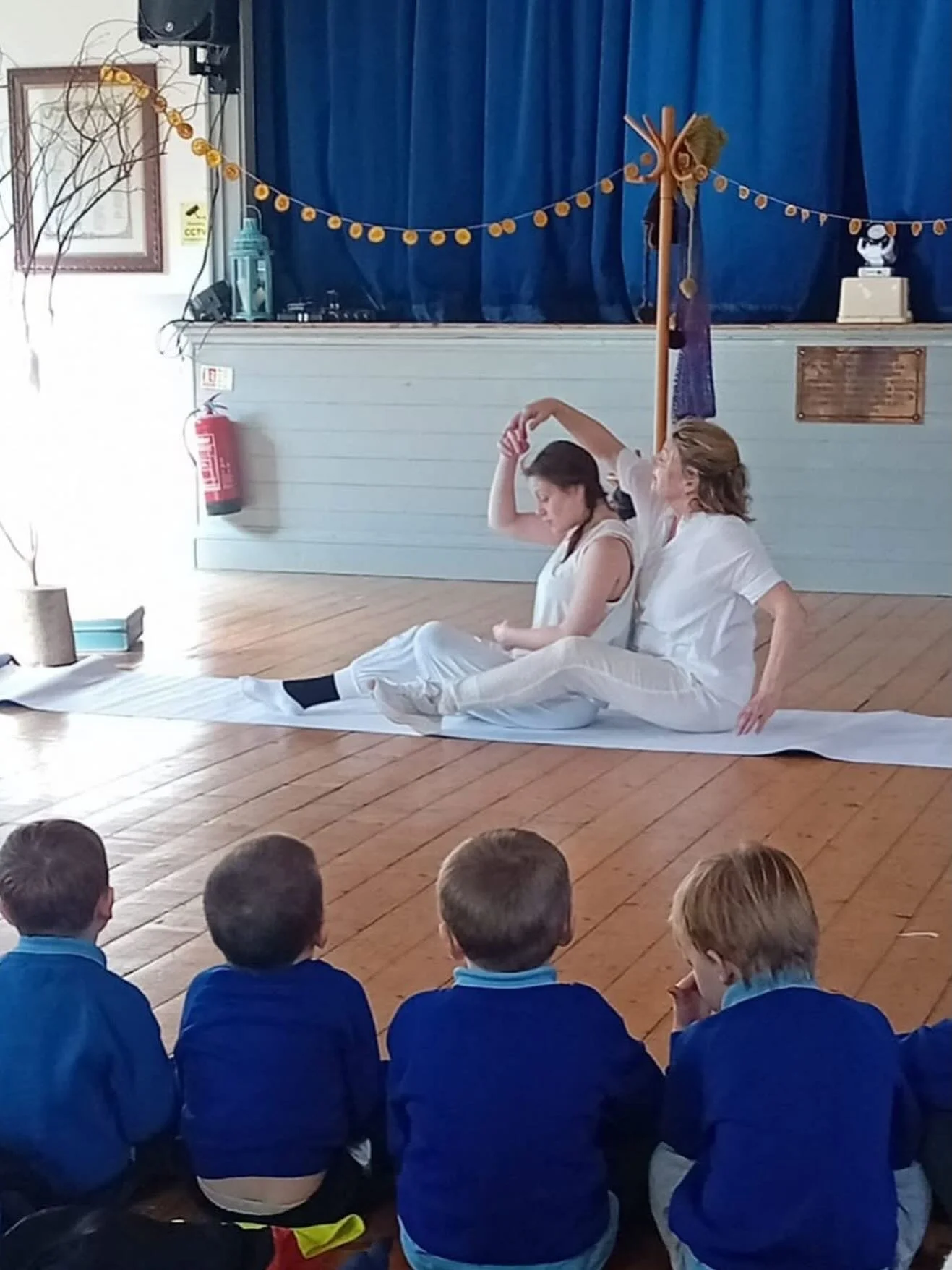 4 Tymor - Dawns i Oed &ndash; 4 Seasons - A Dance for Age 
We had a wonderful time at @llangoedvillagehall hall performing 4 Tymor with Ysgol Llangoed and Haulfre Care home yesterday!

Thank you to all involved - the children were an absolute credit 