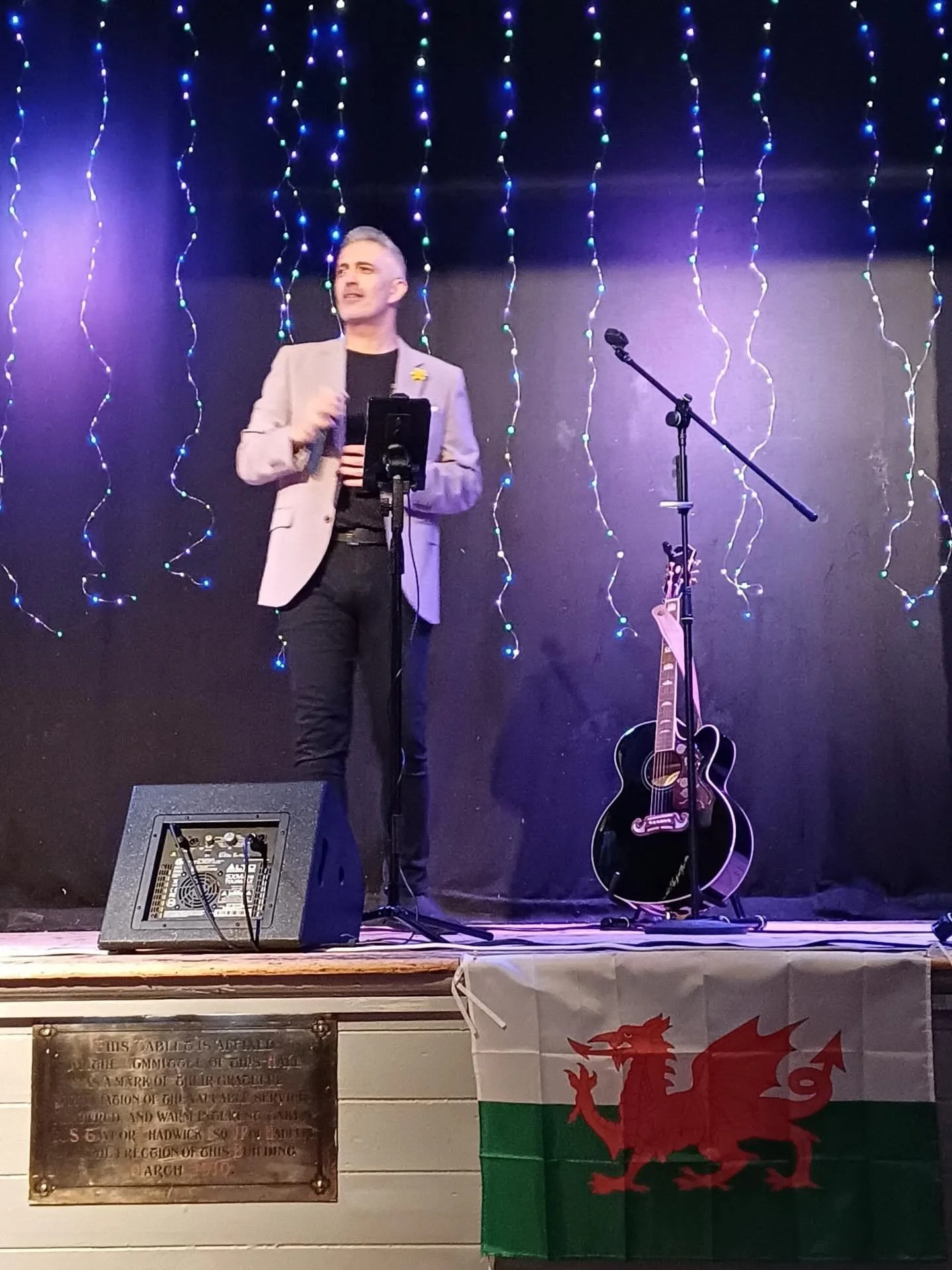 Dydd Gŵyl Dewi Hapus! Noson wych yn @llangoedvillagehall gyda @dylanmorrismusic
. . .
Happy St David&rsquo;s Day! Fabulous evening at @llangoedvillagehall with @dylanmorrismusic 
. . .
#llangoedvillagehall #livemusic #dyddgŵyldewihapus #stdavidsday #