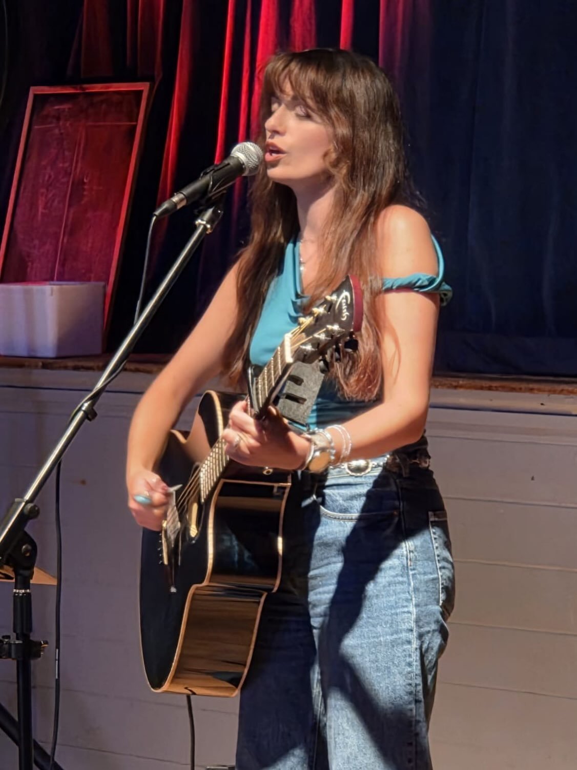 What a lovely night at the Hall with Meryl Elin! 🎶🍻
A warm and confident performance with Meryl&rsquo;s distinctive country sound filling the Hall in both Welsh and English. A real pleasure to welcome this talented North Wales singer-songwriter to 
